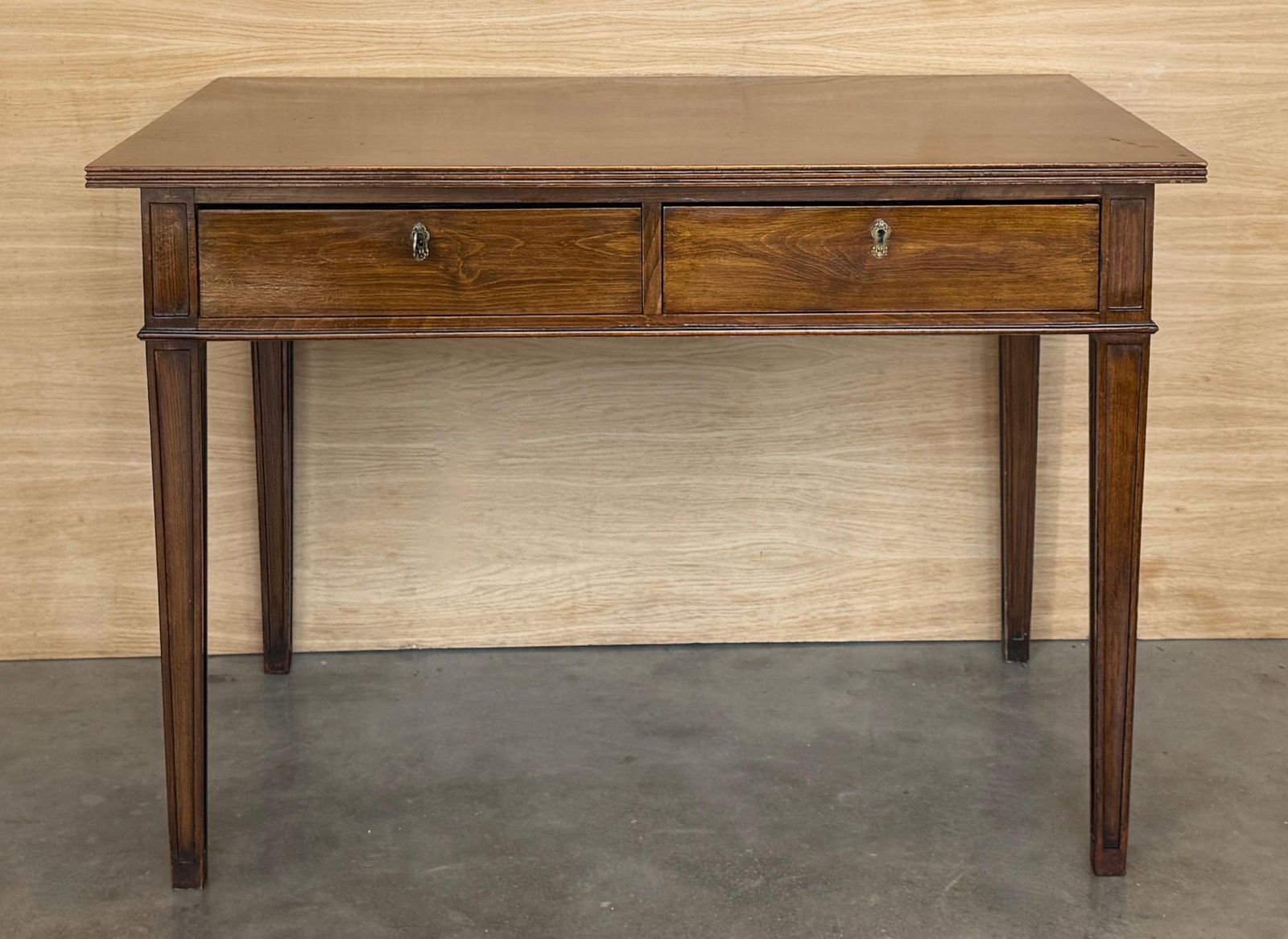 Bureau à deux tiroirs de style classique français, en noyer foncé photo 2512.0