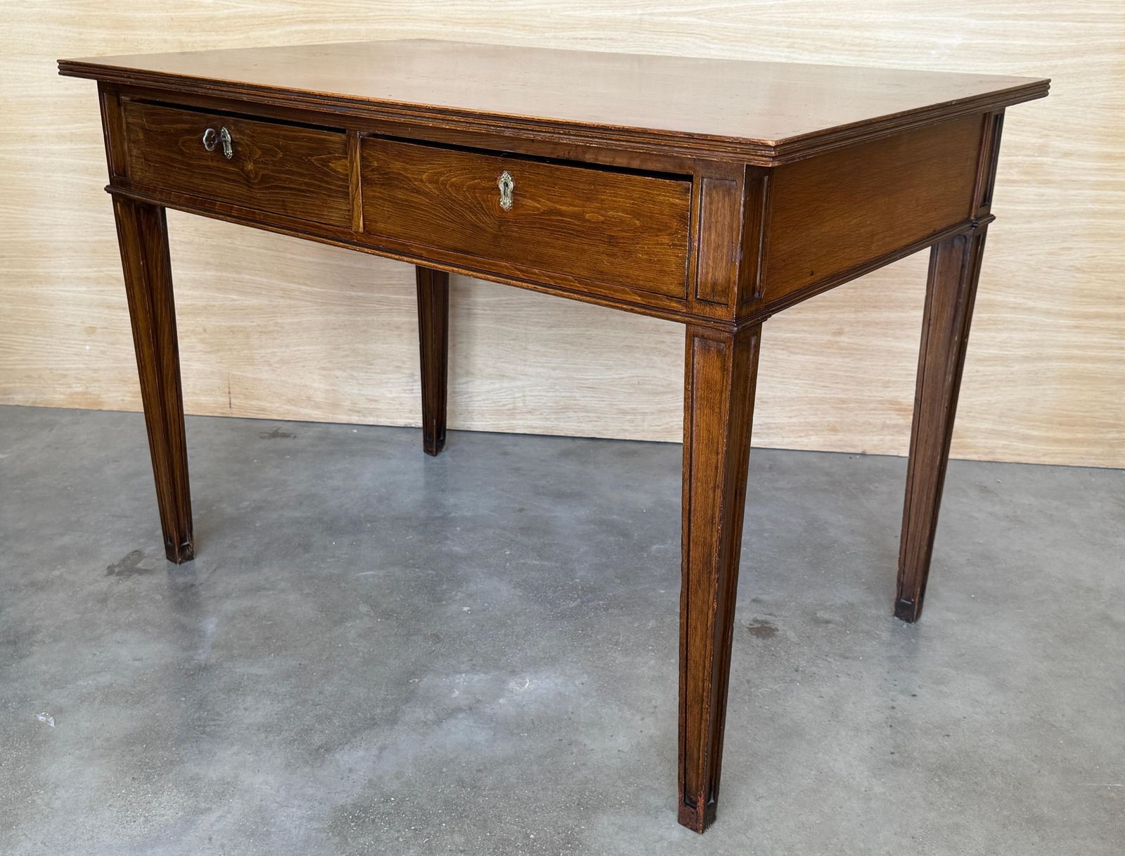 photo for sale Bureau à deux tiroirs de style classique français, en noyer foncé