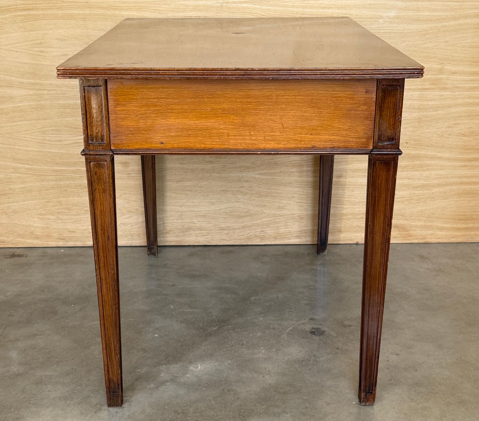 Mobilier Bureau à deux tiroirs de style classique français, en noyer foncé photo