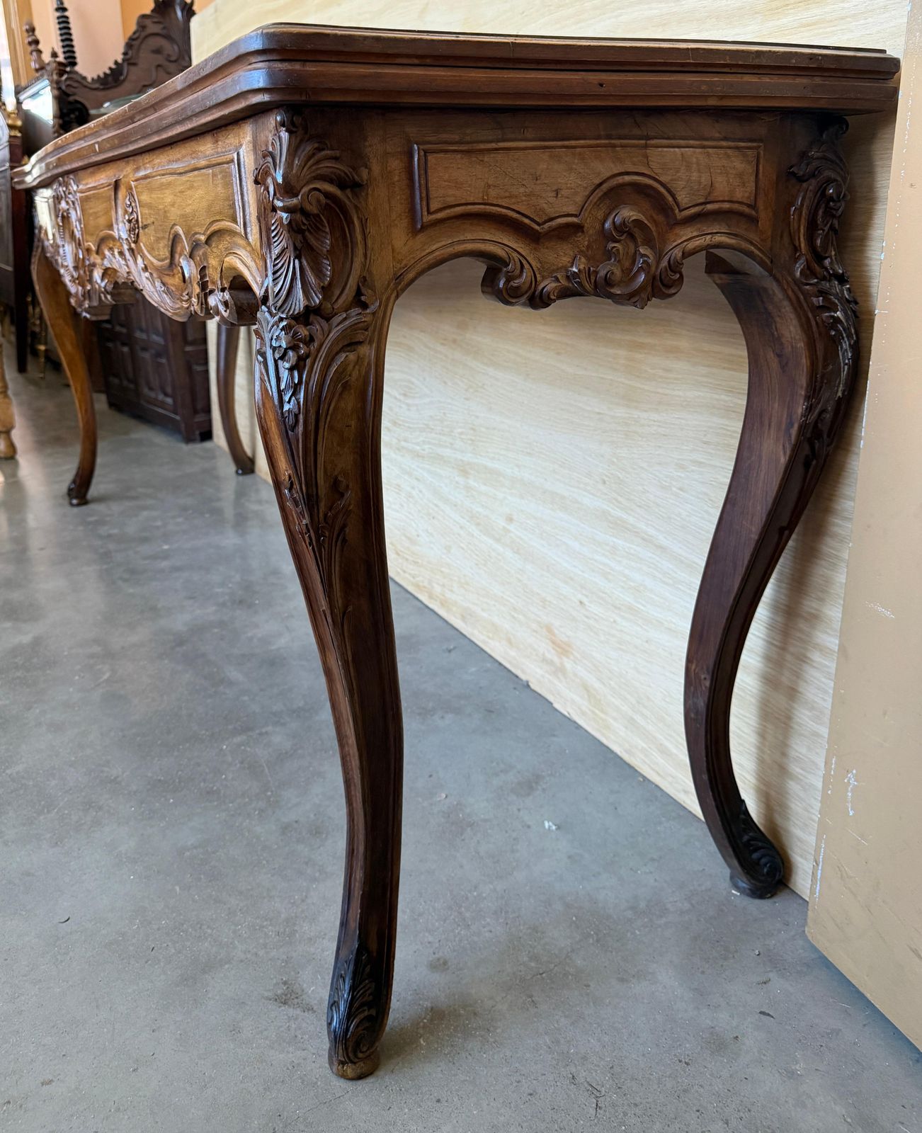 photo furniture Console convertible de style Louis XV en bois sculpté à la main