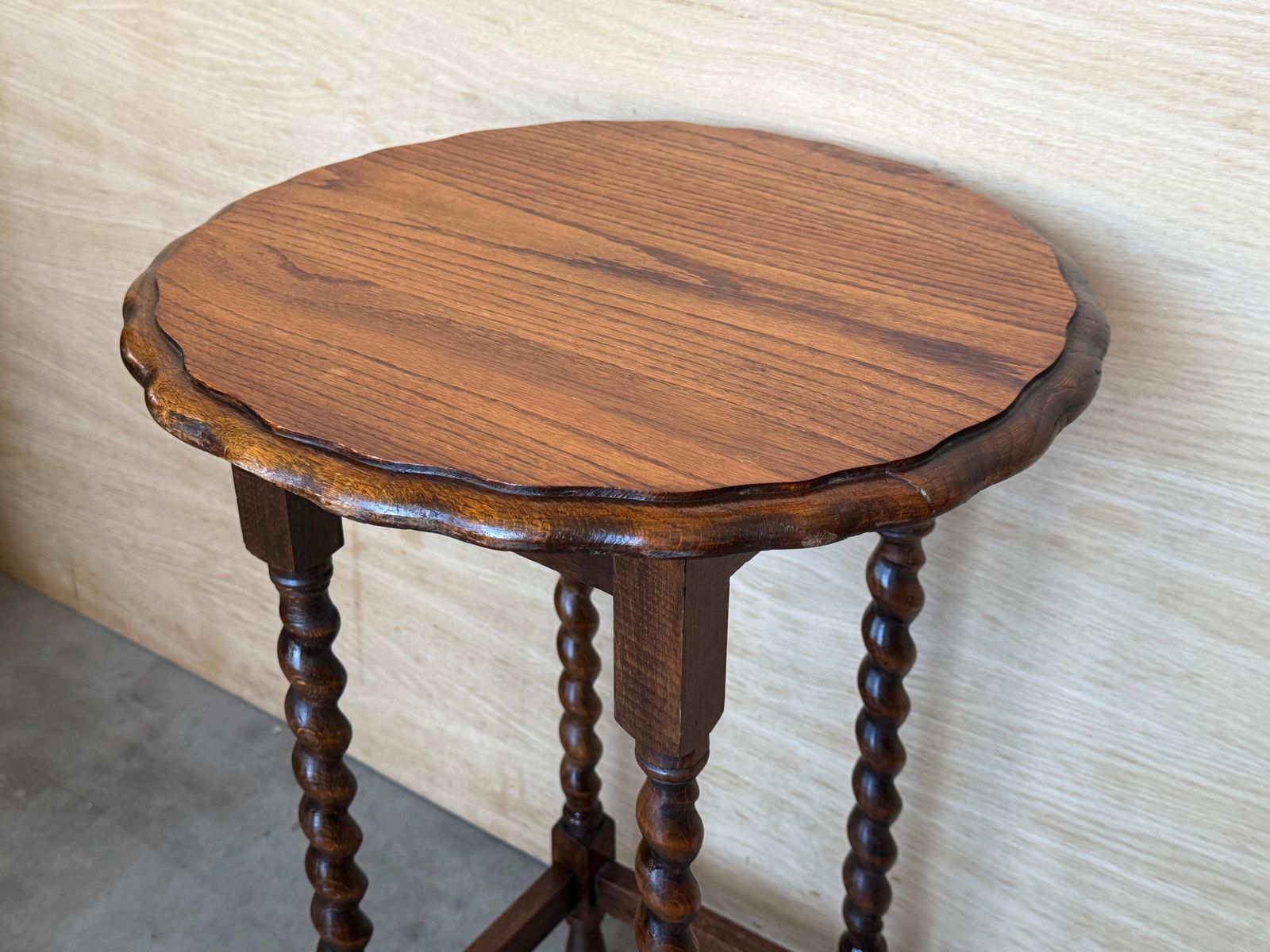 Table d'appoint en bois massif, pied central, pieds torsadés et ébonisé photo Mobilier