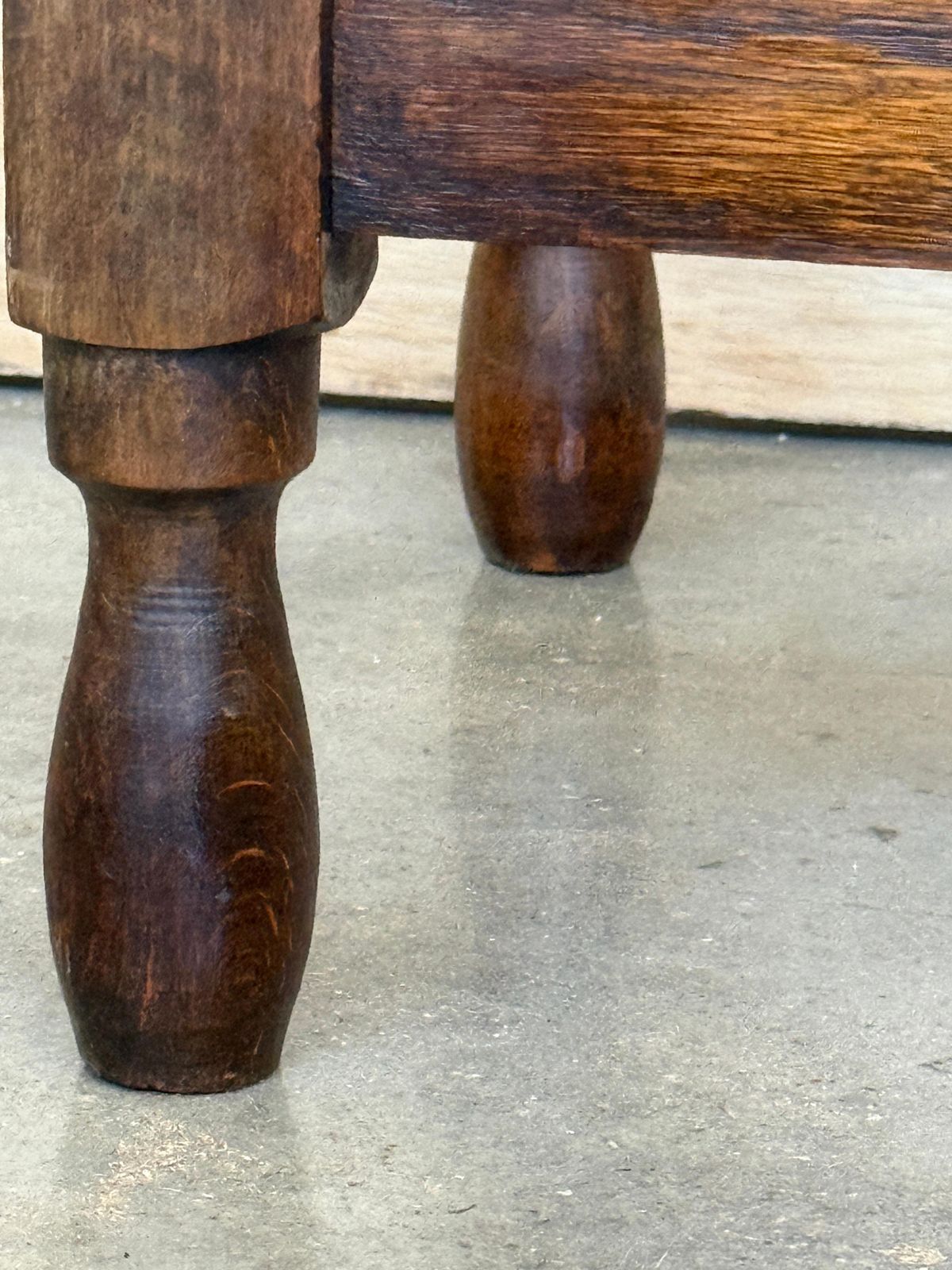 Table d'appoint en bois massif, pied central, pieds torsadés et ébonisé photo vintage