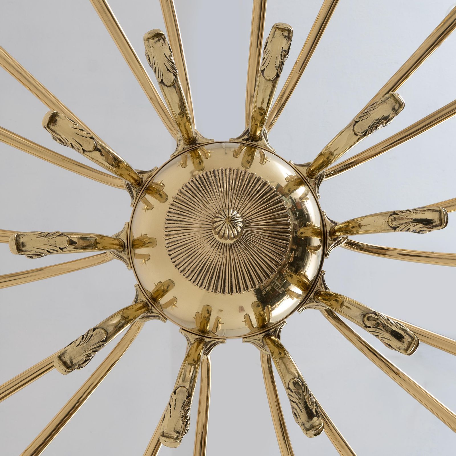 Italiaanse neoclassicistische stijl kroonluchter met 20 lichten in messing, ca. jaren 1950 photo buy