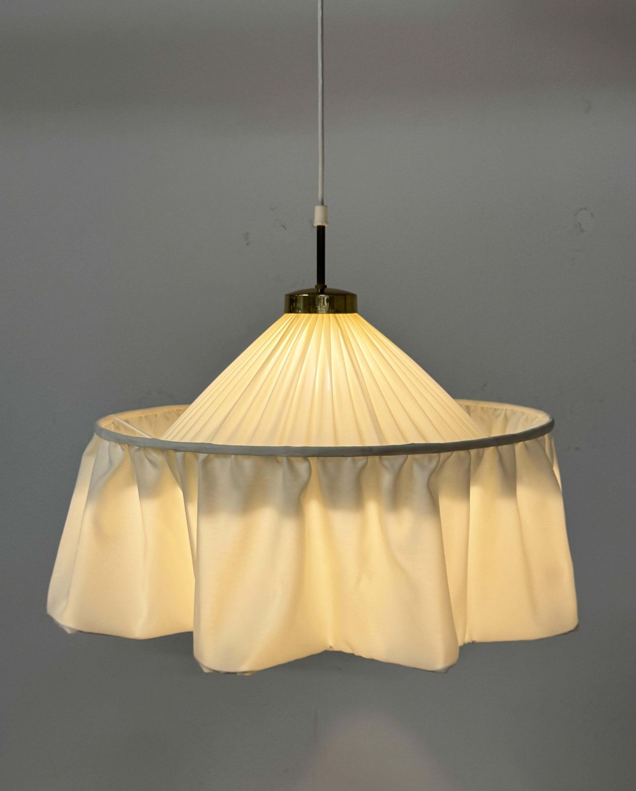 Zeldzame Josef Frank crèmekleurige zijden hanglamp, ca. jaren 1950 photo for sale
