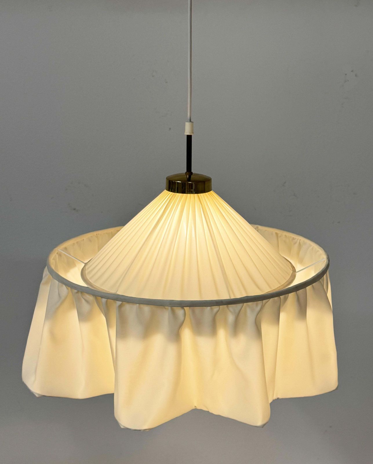 Zeldzame Josef Frank crèmekleurige zijden hanglamp, ca. jaren 1950 photo Verlichting
