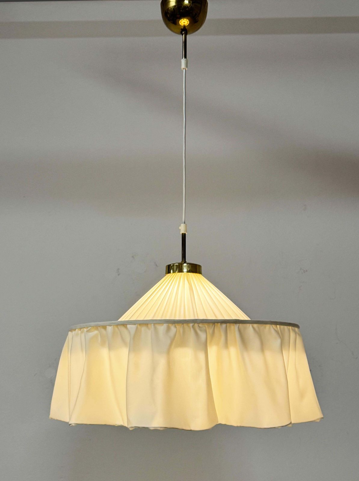 Zeldzame Josef Frank crèmekleurige zijden hanglamp, ca. jaren 1950 photo vinterior