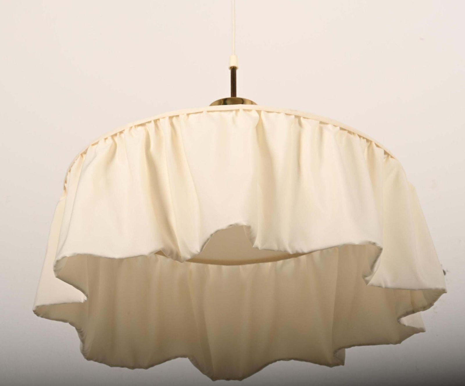 2184.0 Zeldzame Josef Frank crèmekleurige zijden hanglamp, ca. jaren 1950 photo