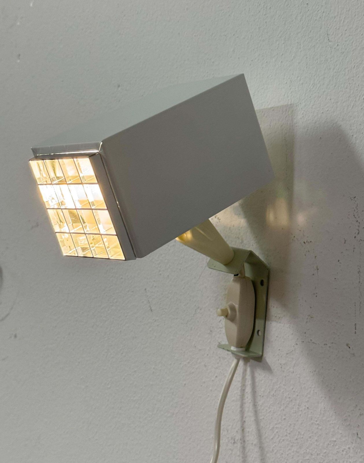 Verlichting Een paar witte Hans Agne Jakobsson wandlampen "Kuben" – Elidus model 7078 photo