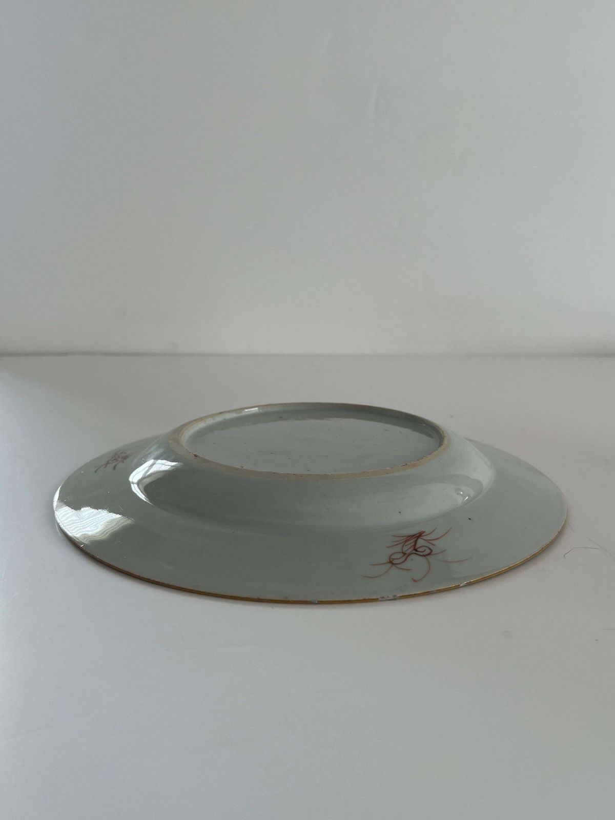 photo furniture Handgeschilderd Chinees porseleinen bord met pioenen, Qing Yongzheng ca. 1730
