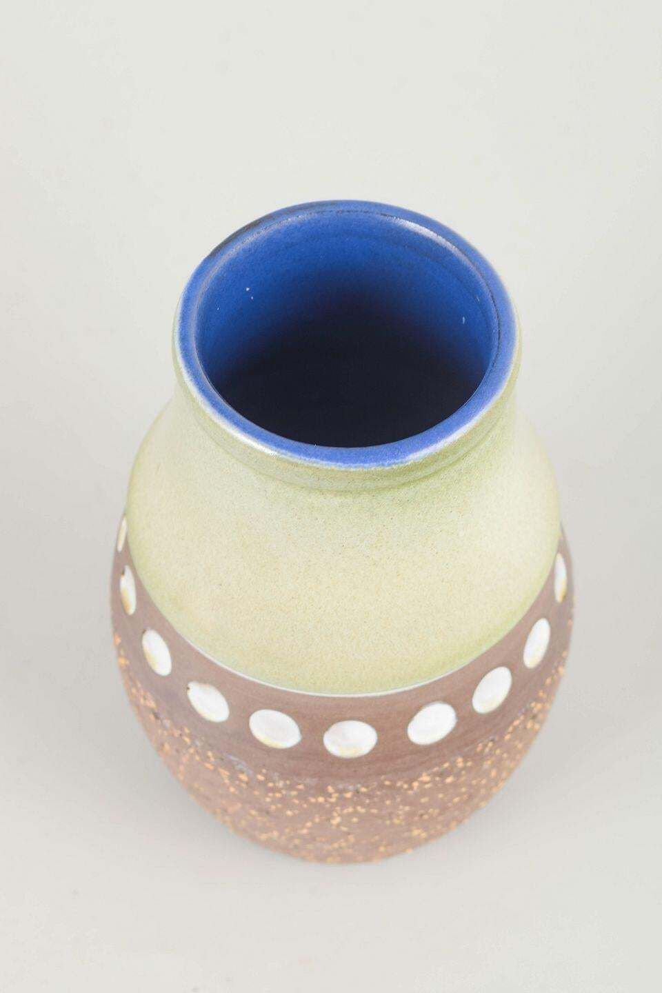 Mari Simmulson voor Upsala Ekeby. Stoneware vaas met geglazuurd en ongeglazuurd lichaam. photo Woonaccessoires