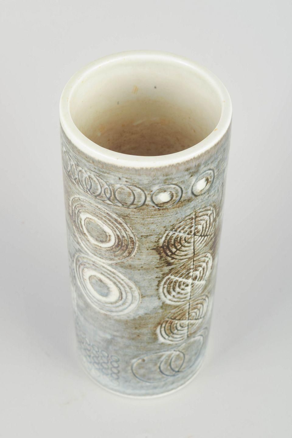 Olle Alberius voor Rörstrand. "Sarek" keramische vaas met cirkelvormig reliëfpatroon. photo furniture