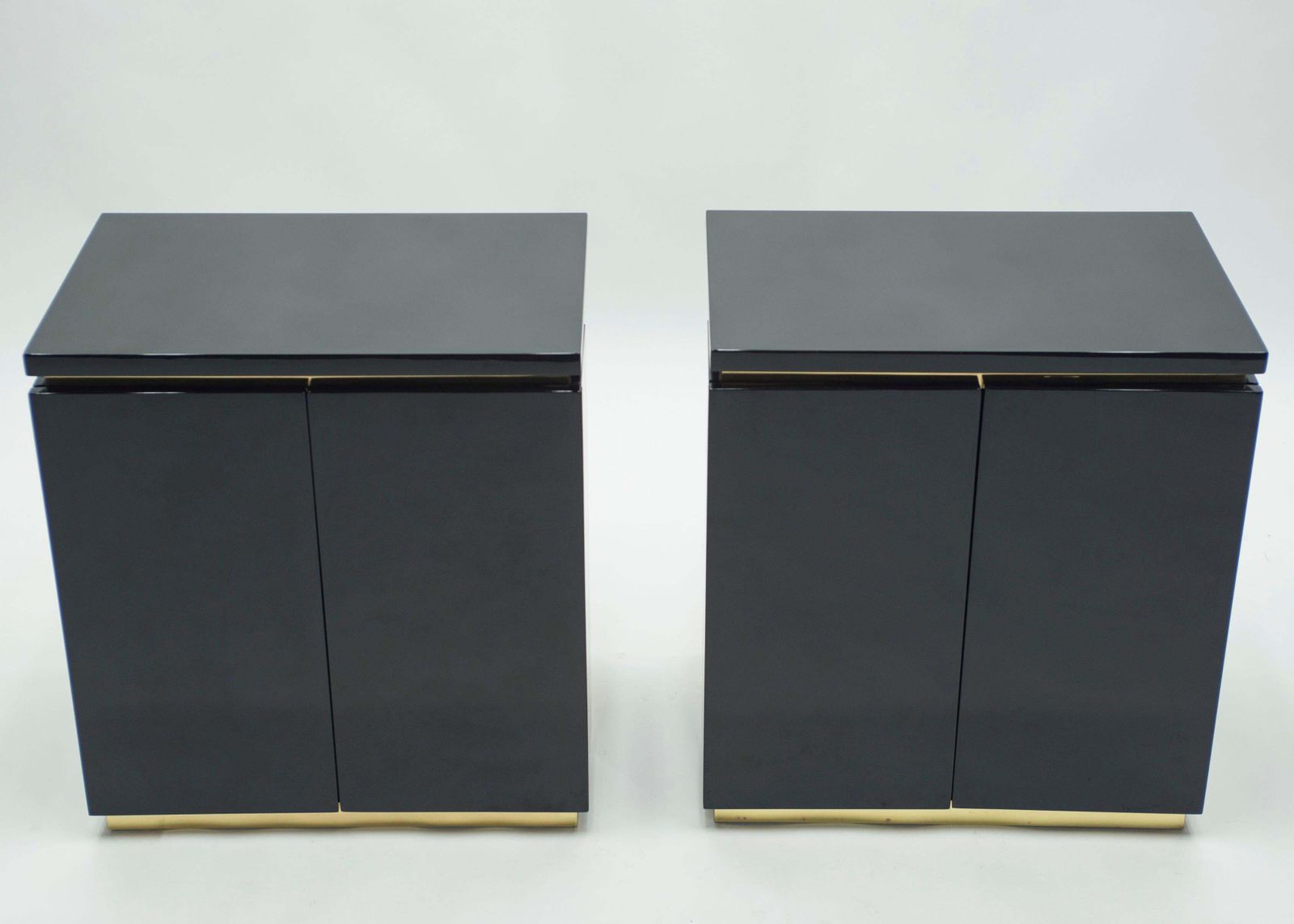 Paire de petites commodes en laque noire, par J.C. Mahey, années 1970 photo Mobilier