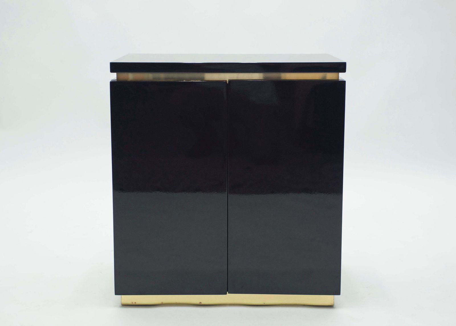 Paire de petites commodes en laque noire, par J.C. Mahey, années 1970 photo vintage