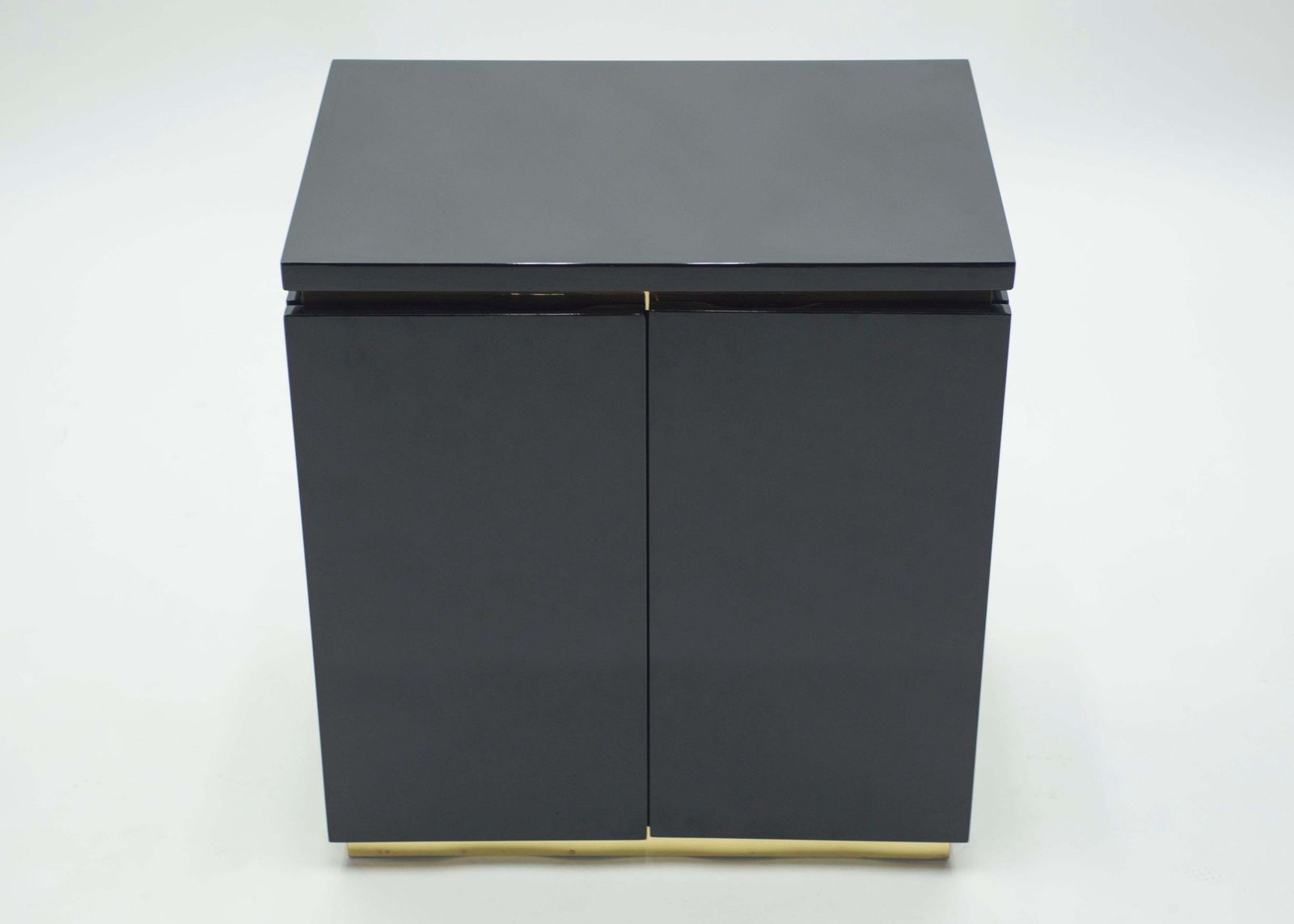 photo furniture Paire de petites commodes en laque noire, par J.C. Mahey, années 1970