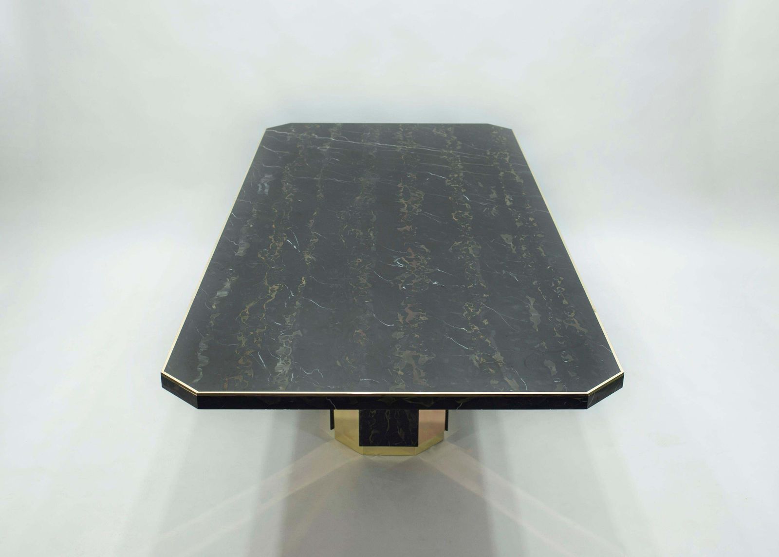 Table à manger J.C. Mahey pour Paco Rabanne en marbre Portoro noir et laiton, 1979 photo Mobilier
