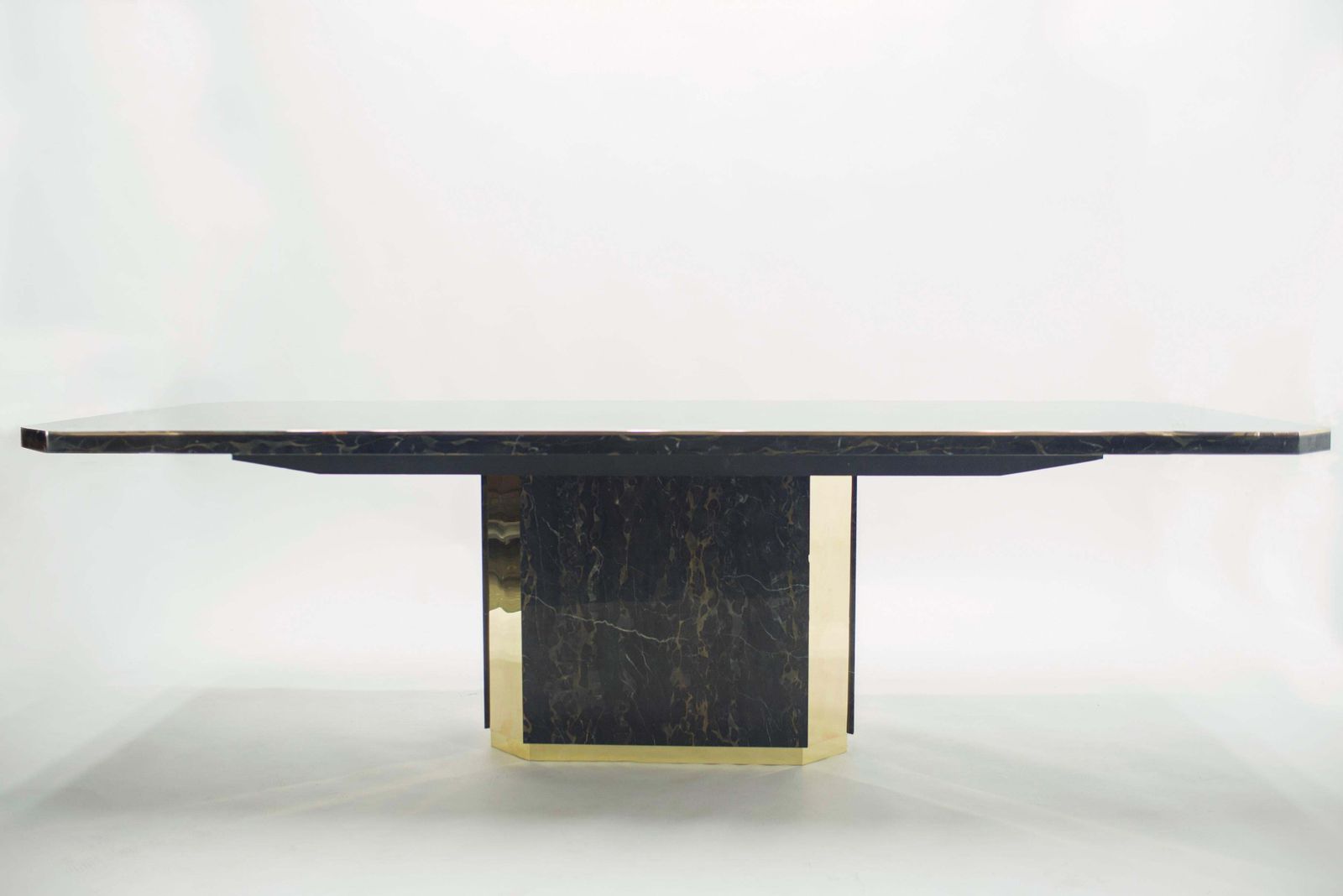 photo for sale Table à manger J.C. Mahey pour Paco Rabanne en marbre Portoro noir et laiton, 1979