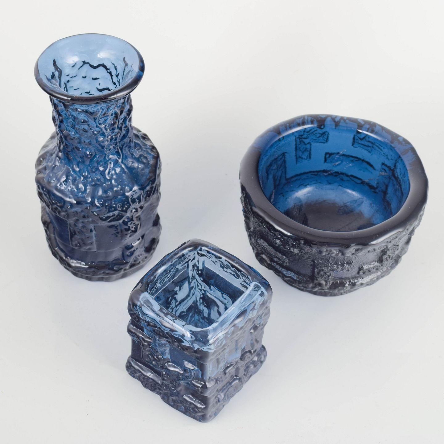 Göte Augustsson, Ruda Glasbruk. Drie kunstglazen vazen met ijstextuurreliëf. photo furniture