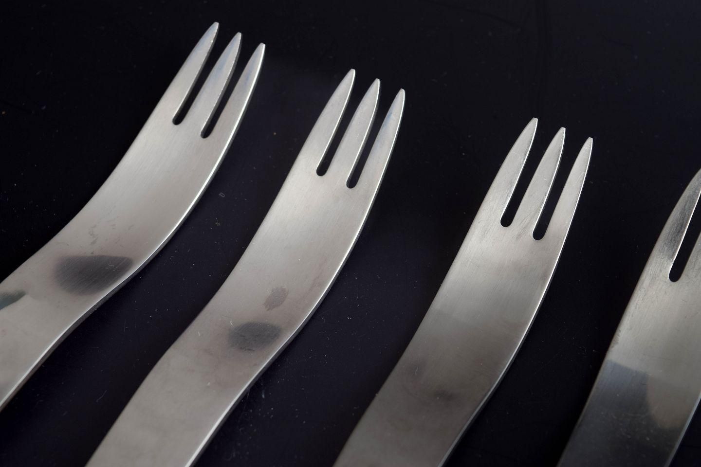 Arne Jacobsen voor Georg Jensen. Vijf dinervorken in roestvrij staal. photo furniture