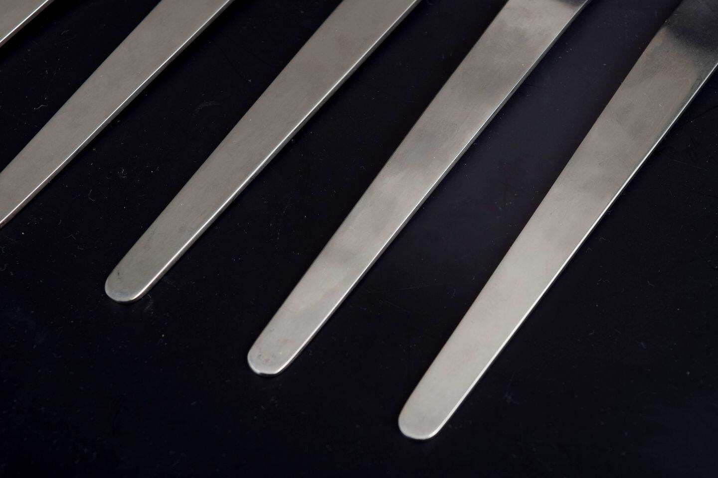 Cinq fourchettes de table Arne Jacobsen pour Georg Jensen en acier inoxydable photo for sale
