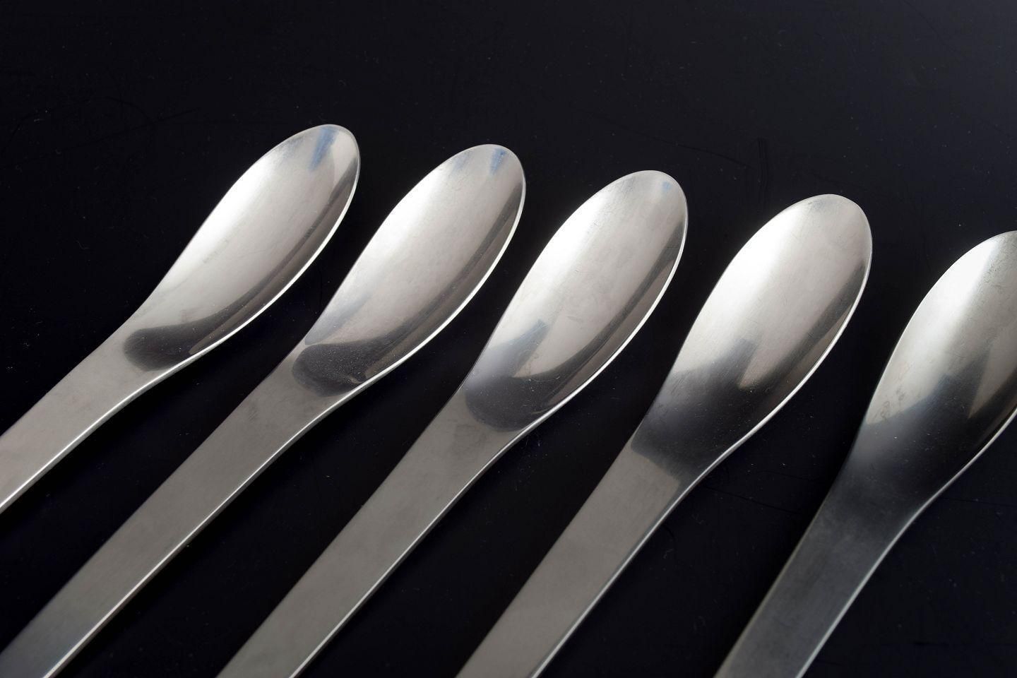 Georg Jensen, Denmark. Set Of Five Dinner Spoons In Stainless Steel. Late 20th C photo furniture