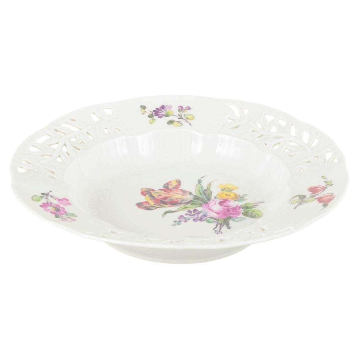 Assiette creuse en porcelaine à motif floral Royal Copenhagen, début du XXe siècle