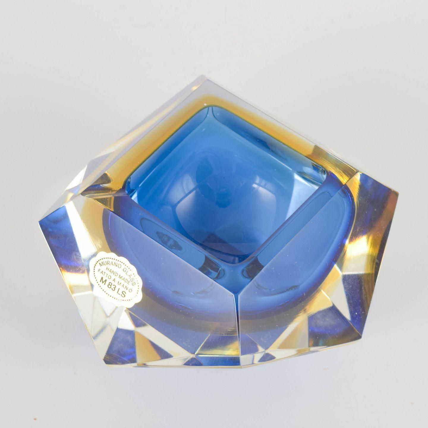 Murano. Coupe en verre d'art facetté, tons bleus et dorés, années 1970. photo furniture