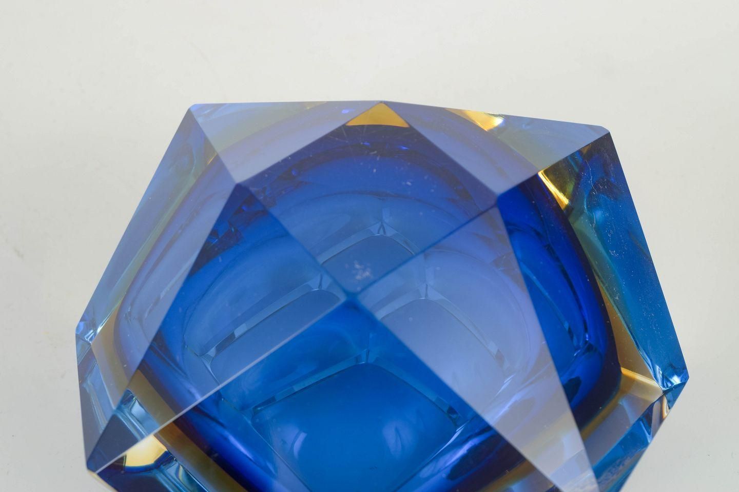 Murano. Facetten kunstglazen schaal in blauwe en gouden tinten, jaren 1970. photo Woonaccessoires