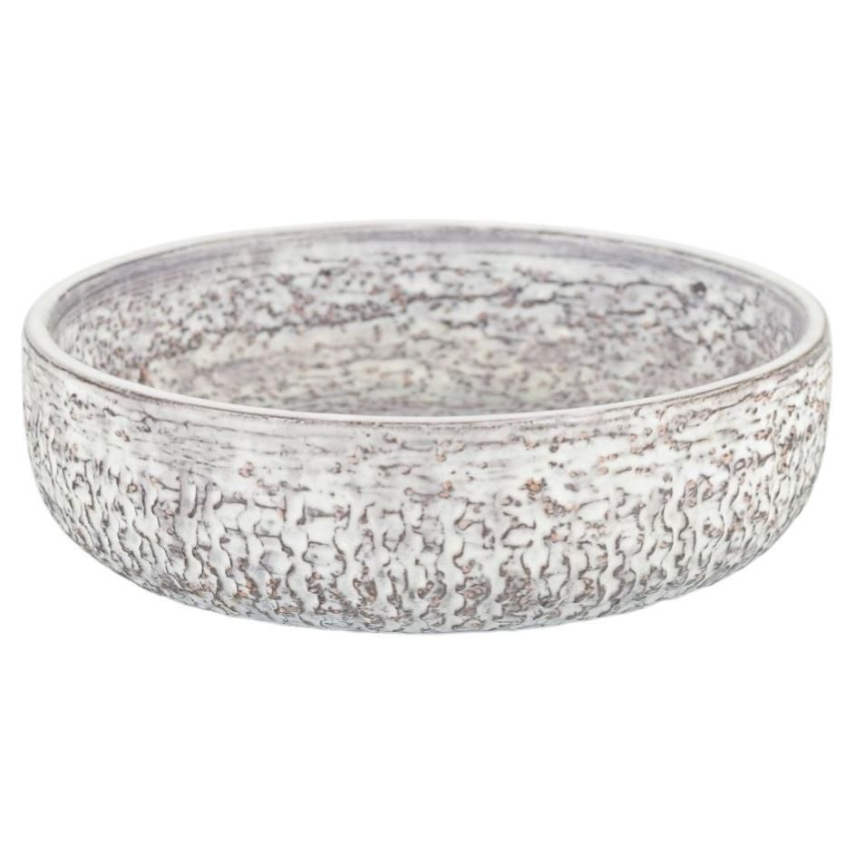 Mari Simmulson voor Upsala Ekeby. Lage Ronde Stoneware Schaal Wit Grijze Glazuur.