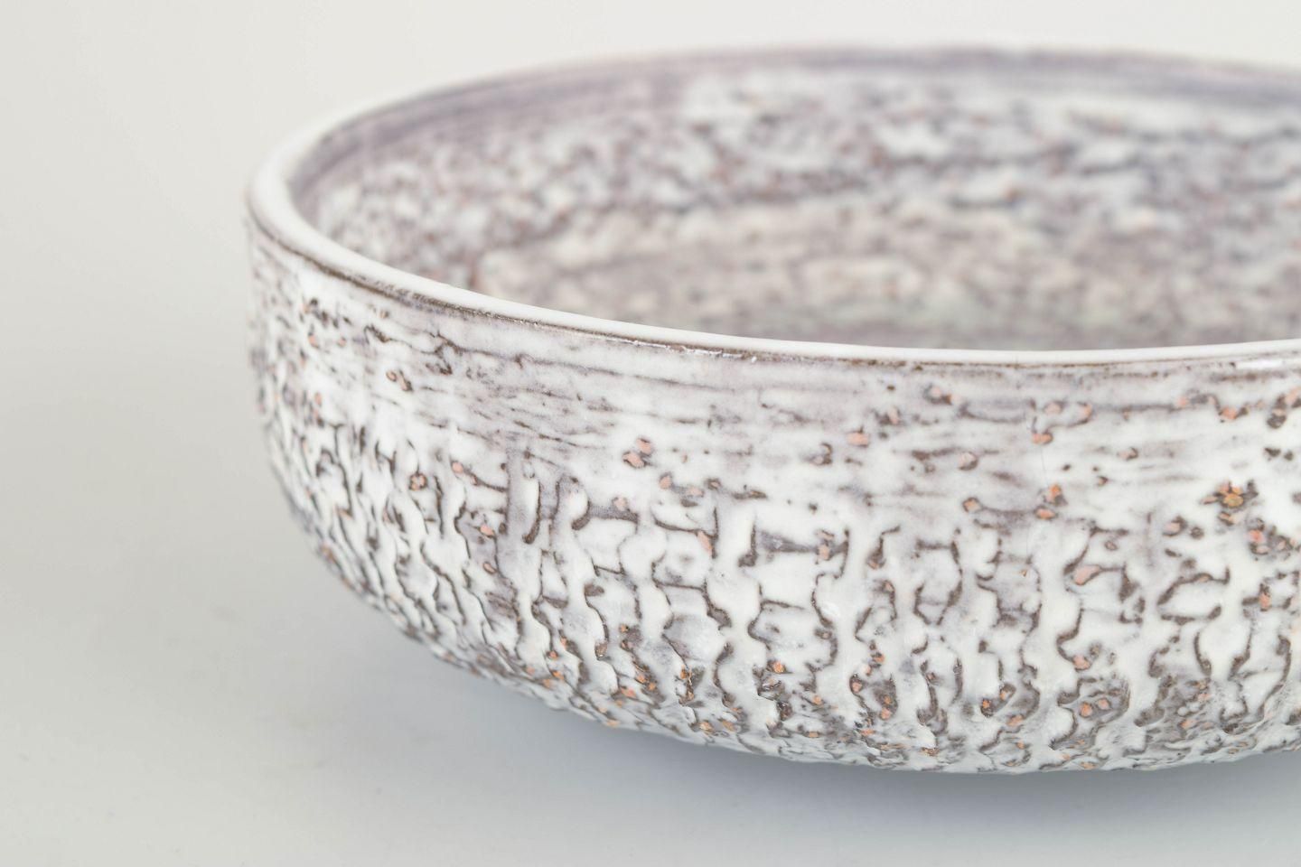 Mari Simmulson voor Upsala Ekeby. Lage Ronde Stoneware Schaal Wit Grijze Glazuur. photo for sale