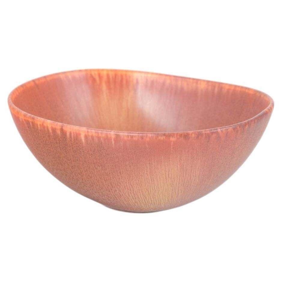 Carl Harry Stålhane voor Rörstrand. Organisch gevormde schaal met warm roze glazuur.