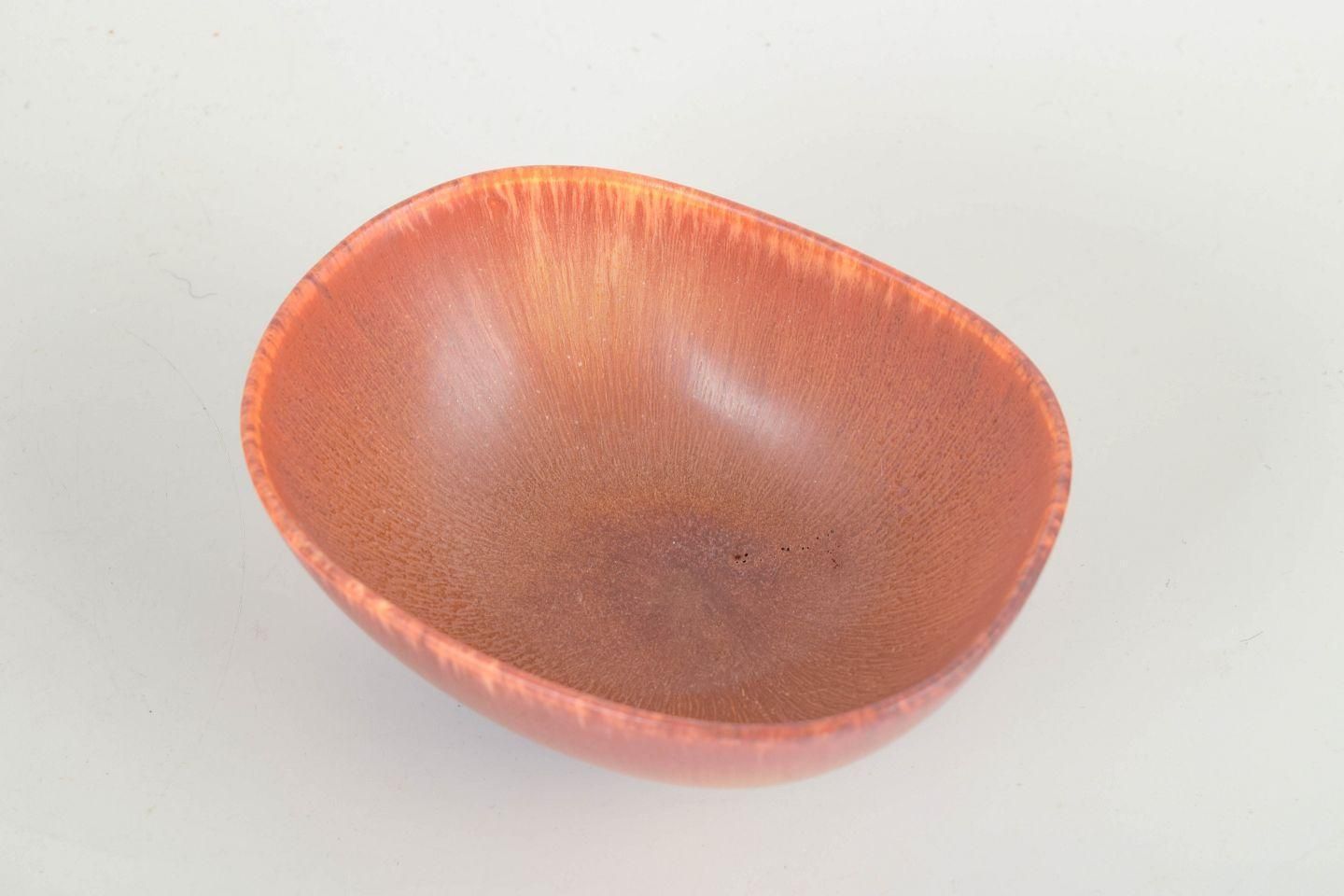 Carl Harry Stålhane voor Rörstrand. Organisch gevormde schaal met warm roze glazuur. photo furniture