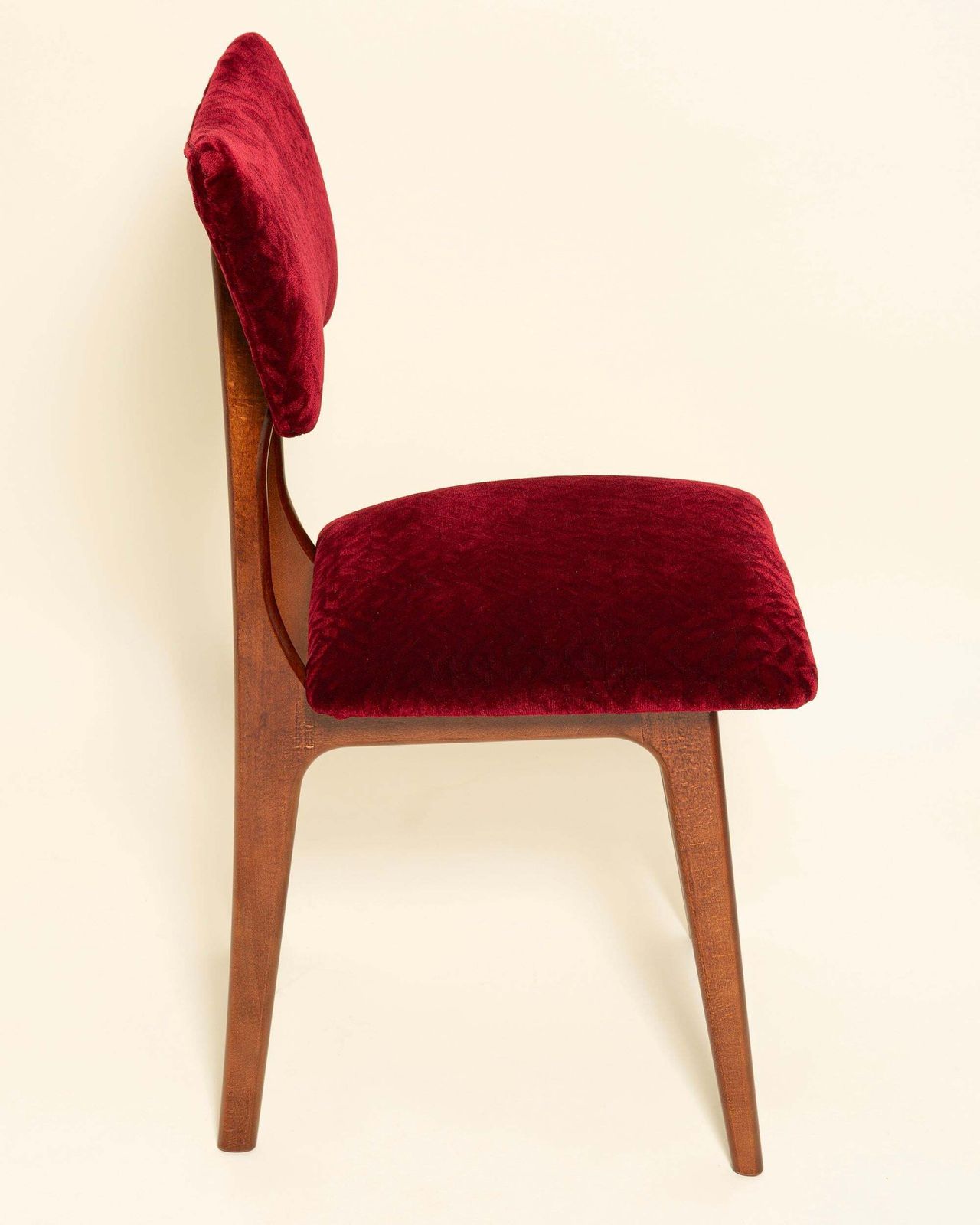 Vier mid-century Butterfly-stoelen, rood fluweel Bacara, Dedar, walnoothout, 1960 photo vinterior