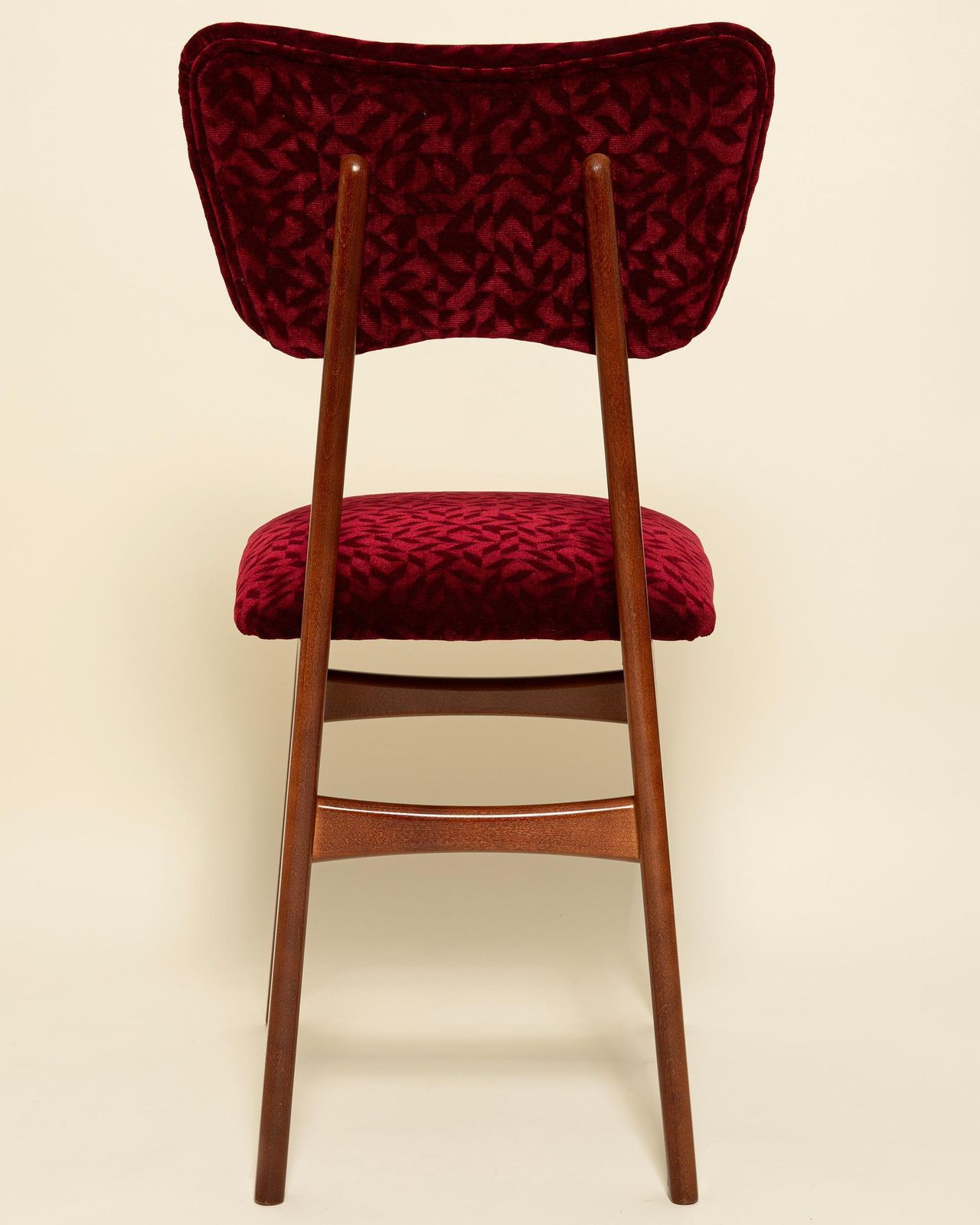 photo furniture Vier mid-century Butterfly-stoelen, rood fluweel Bacara, Dedar, walnoothout, 1960