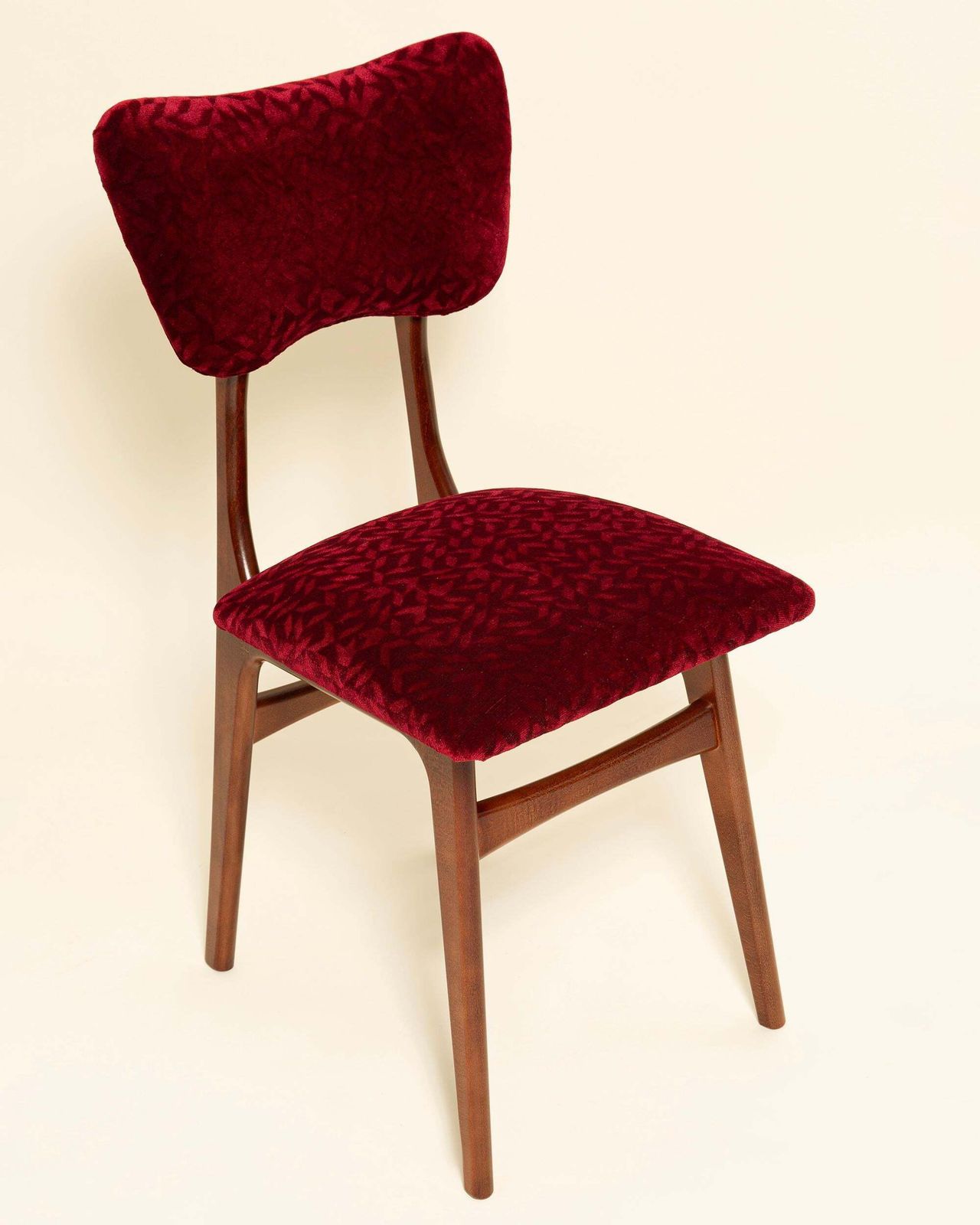 Mid-Century vlinderchair, bordeauxrood fluweel Bacara, Dedar, walnoothout, 1960 photo Meubels