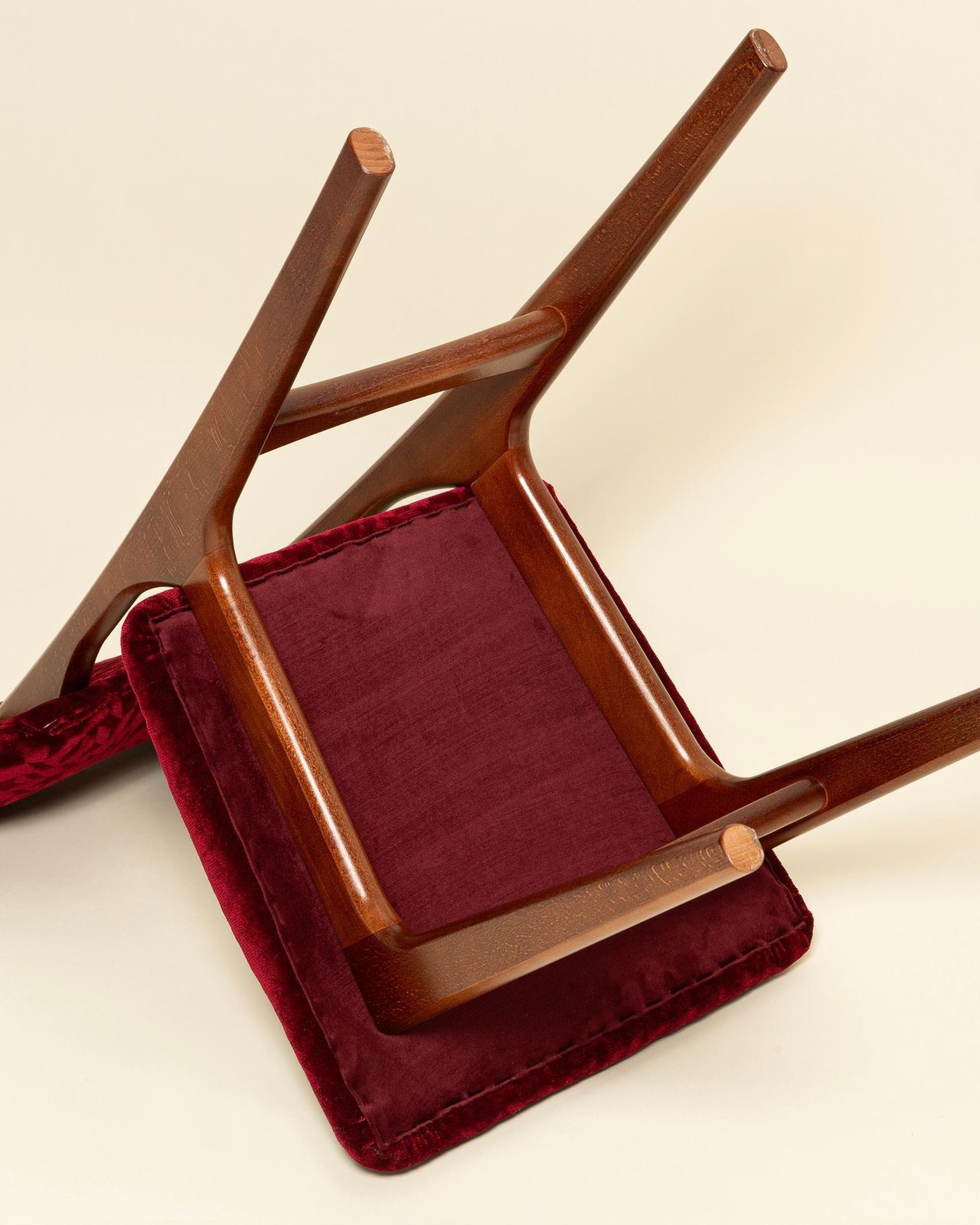 Meubels Mid-Century vlinderchair, bordeauxrood fluweel Bacara, Dedar, walnoothout, 1960 photo