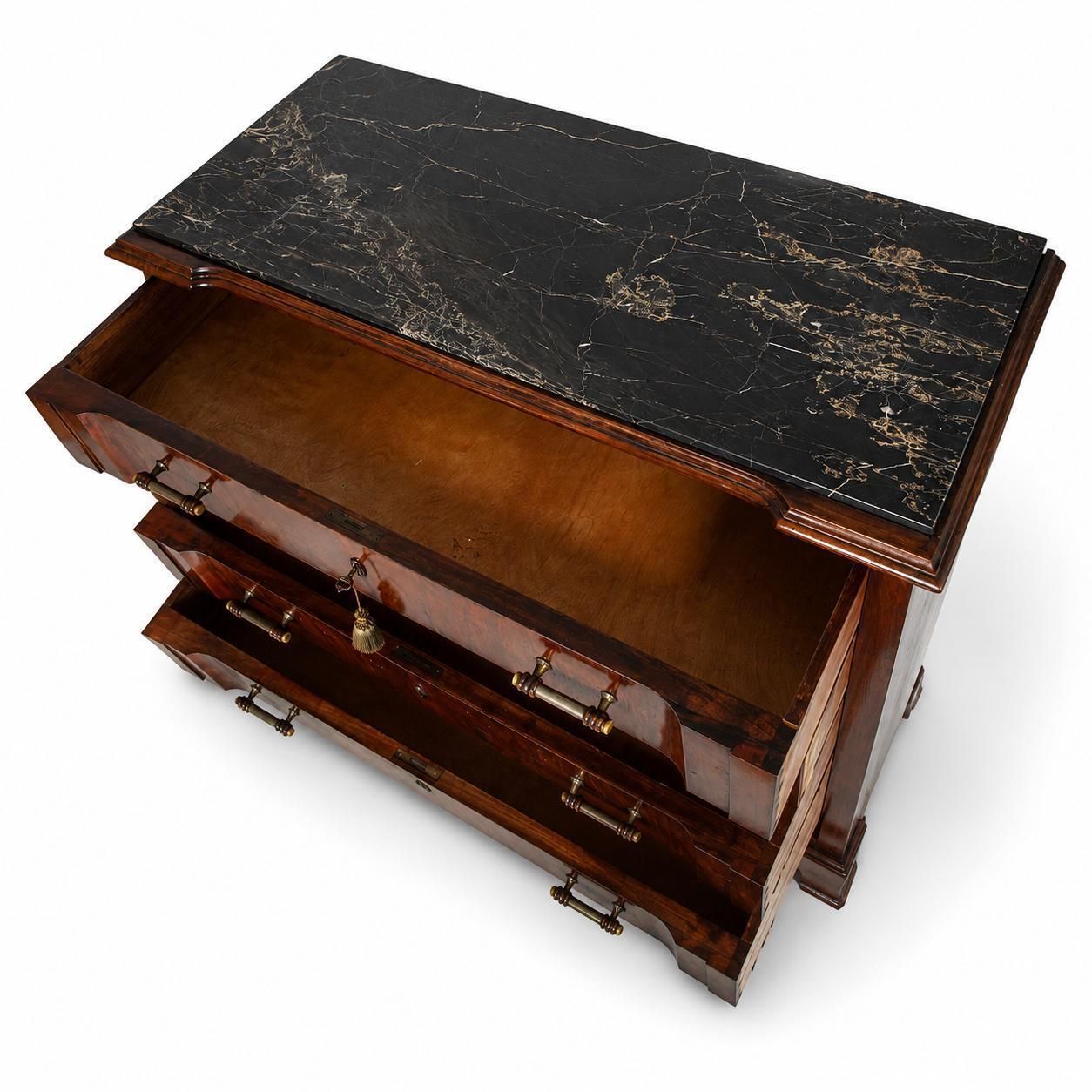 19e-eeuwse Italiaanse Venetiaanse Charles X mahonie commode met Portoro marmeren blad photo 5251.0