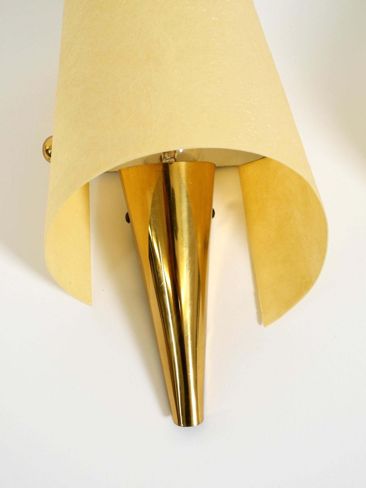 953.0 Een paar uitzonderlijke mid-century modern messing wandlampen met fiberglass kap photo