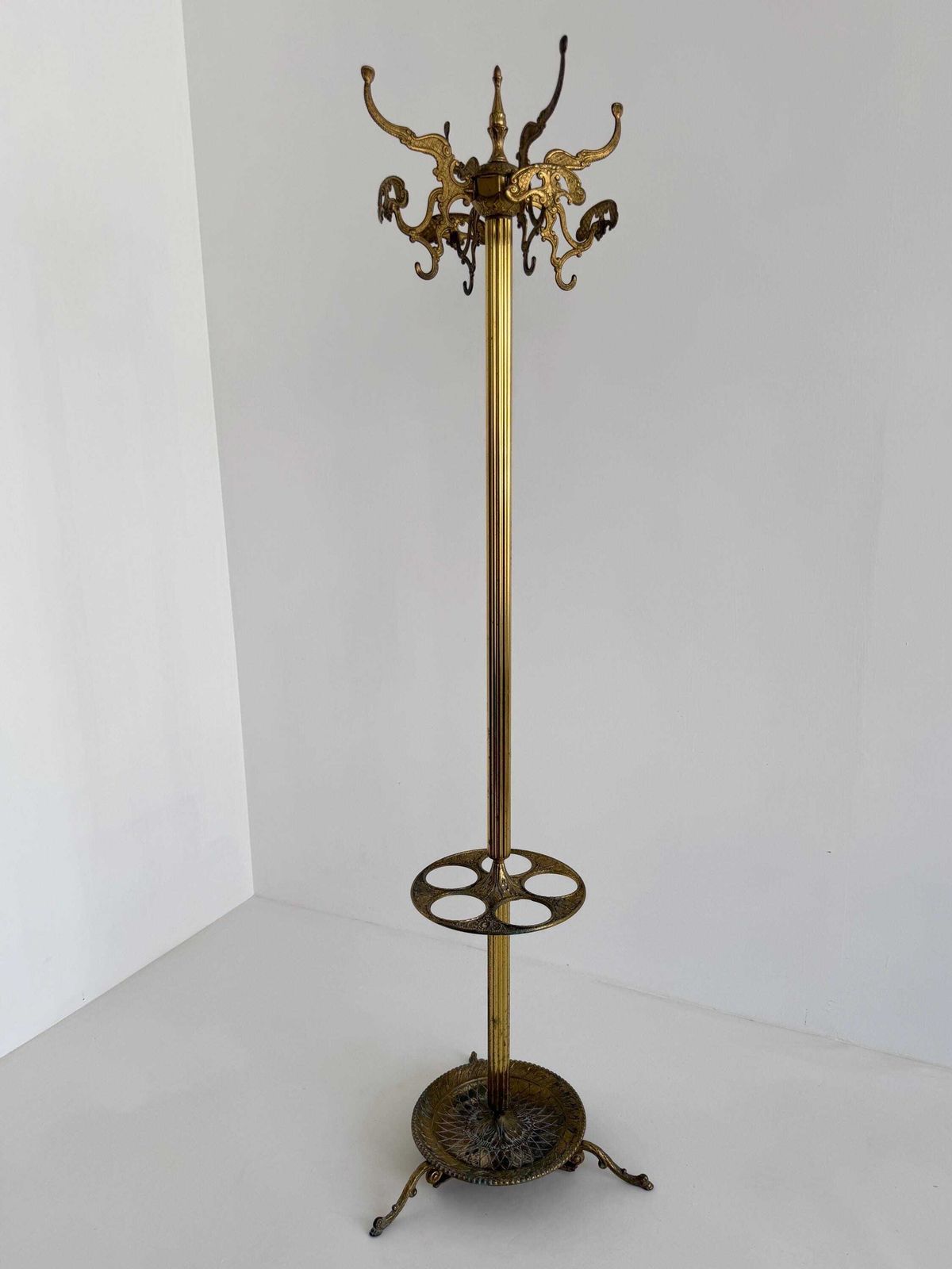 Luxe vintage messing kapstok met paraplubak, wandelstokhouder en draaibare kroon photo furniture