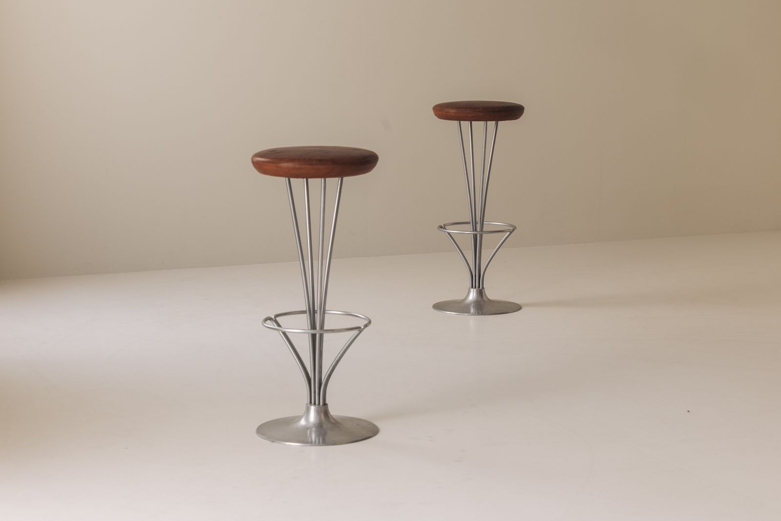 Set van twee barkrukken met gepatineerd leer van Piet Hein voor Fritz Hansen, Denemarken, ca. jaren 1960.
