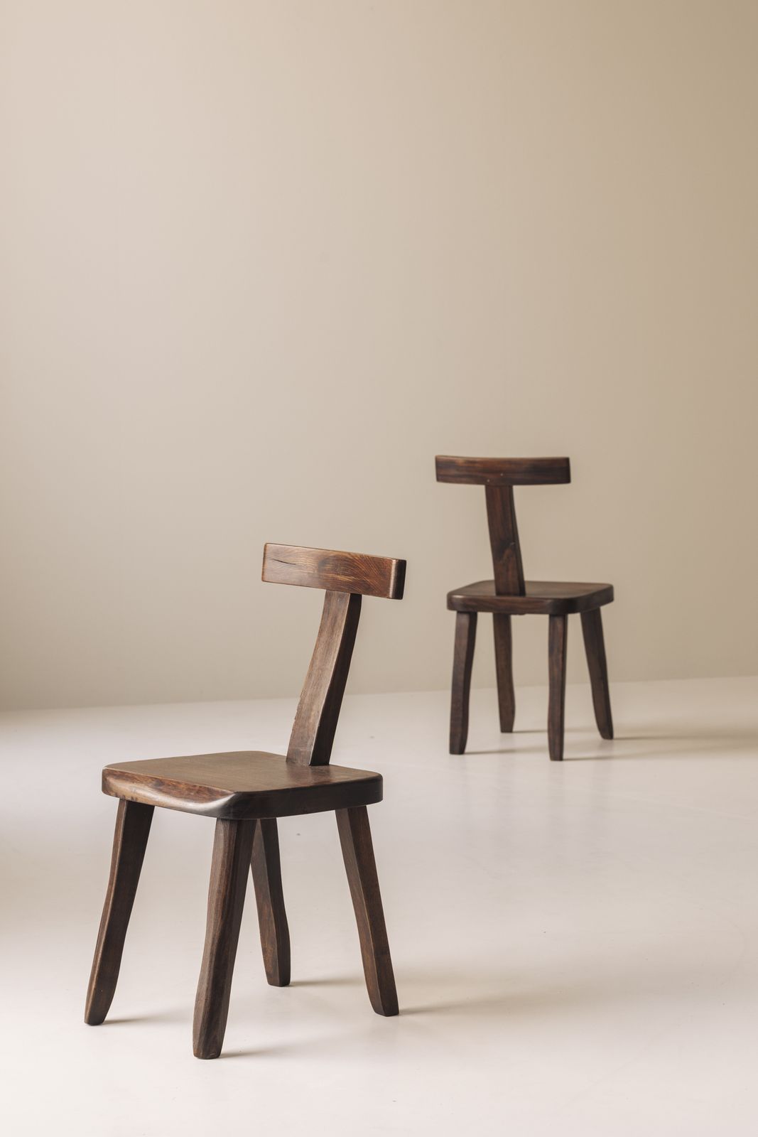 Large Set Of 8 Brutalist Wooden T Chairs By Aranjou, France 1960s. photo vinterior