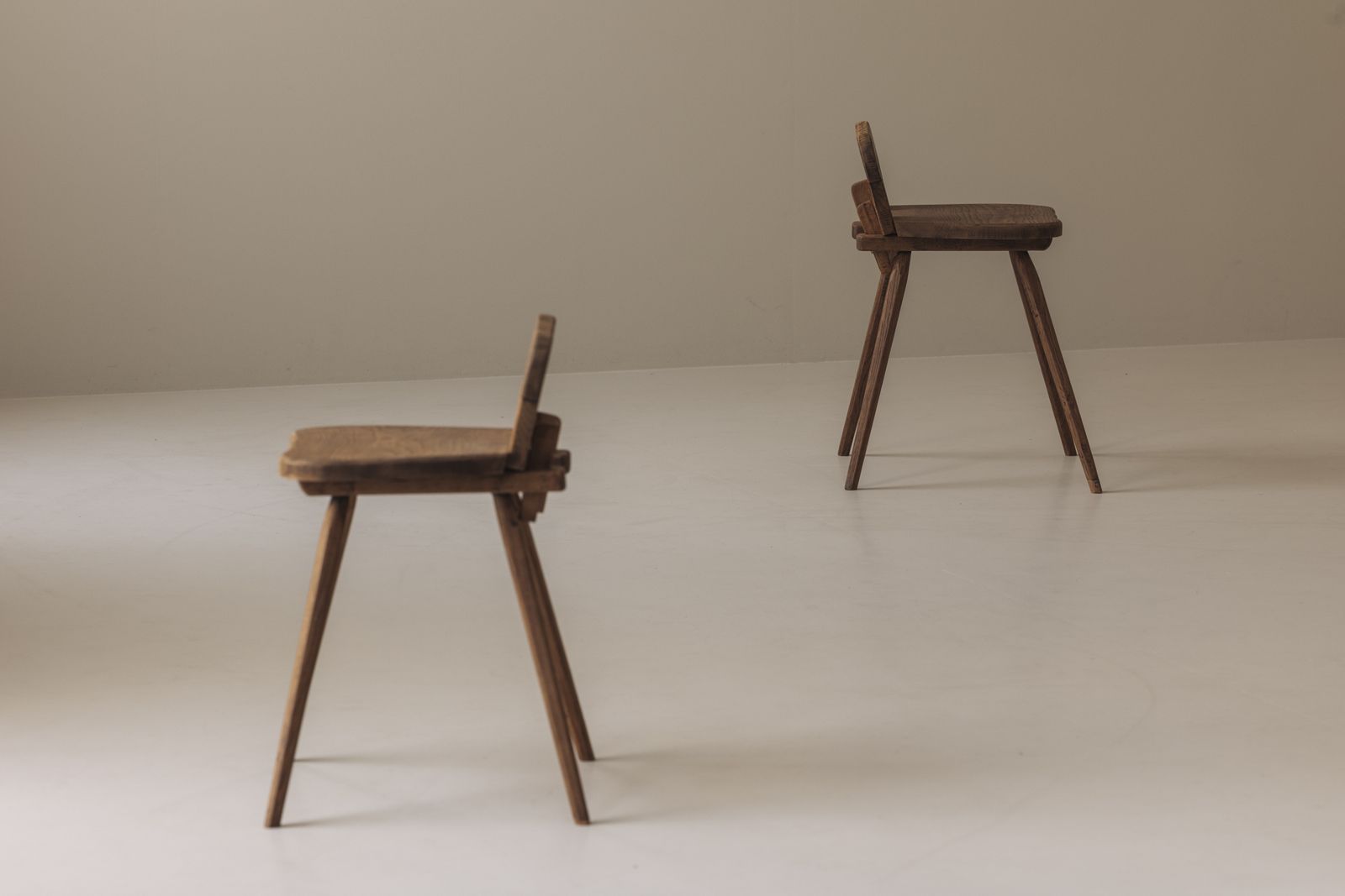 Sculpturaal paar Franse stoelen in massief eiken, ca. jaren 1950 photo 1400.0
