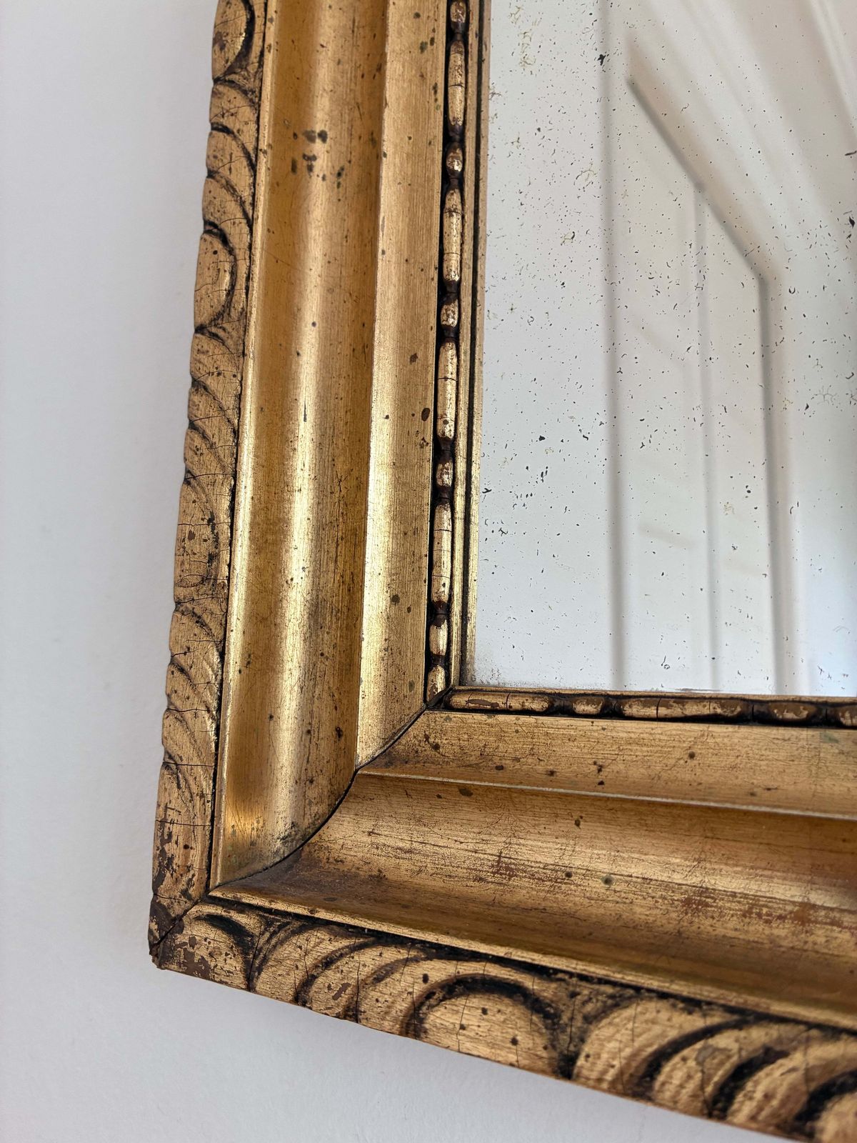 Antieke vergulde wandspiegel in goud photo for sale