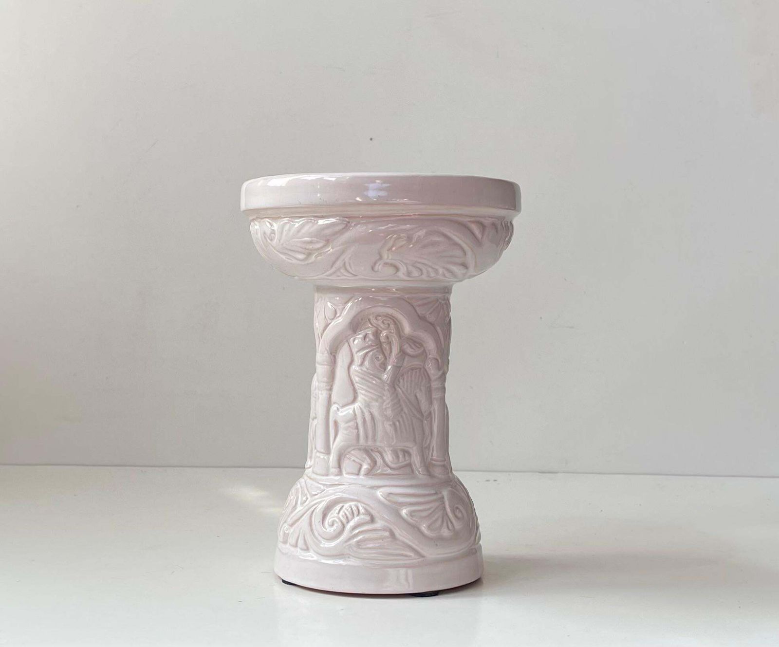 L. Hjorth doopvont kandelaar in wit geglazuurd terracotta, Deens, ca. jaren 1950 photo furniture