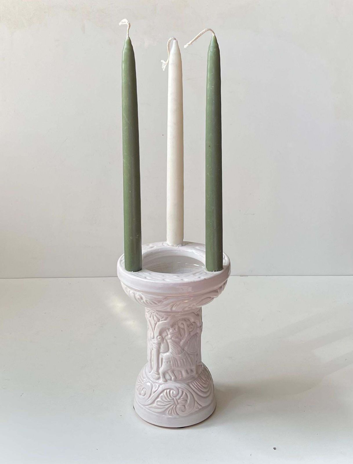 L. Hjorth doopvont kandelaar in wit geglazuurd terracotta, Deens, ca. jaren 1950 photo Woonaccessoires