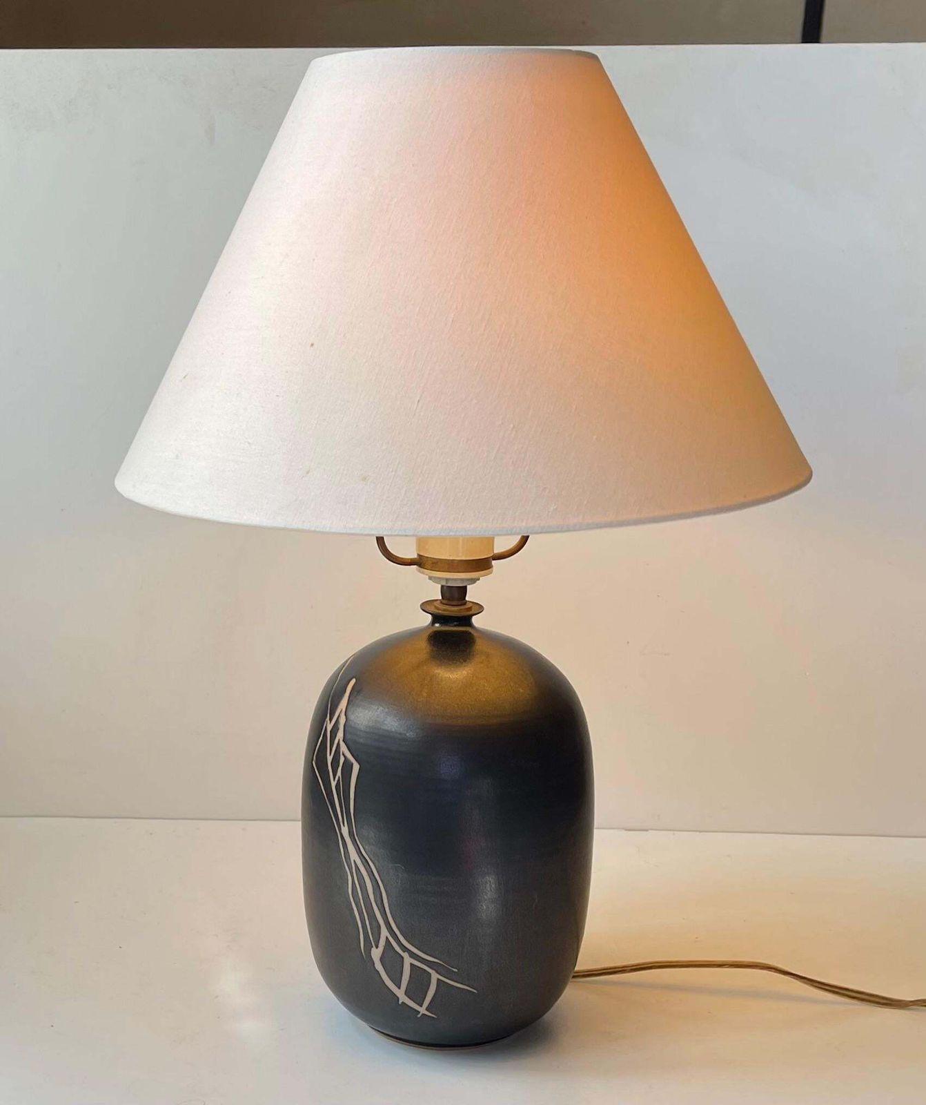 Lampe de table céramique noire satinée, style danois moderne, par Aino Grib, années 1980 photo for sale