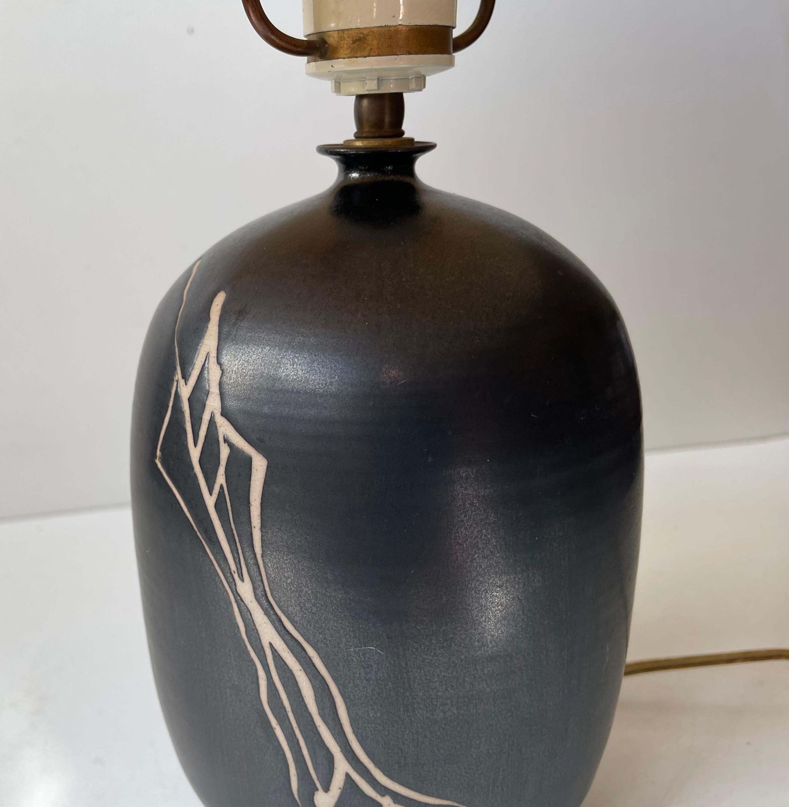 Deens Modern Satijnzwart Keramieke Tafellamp van Aino Grib, jaren 1980 photo Verlichting