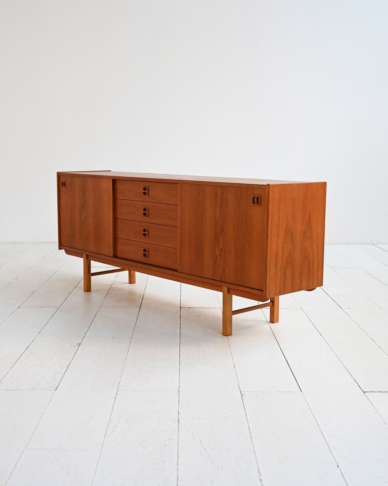 Scandinavisch teakhouten dressoir "Korsör" ca. jaren 1960 photo Meubels