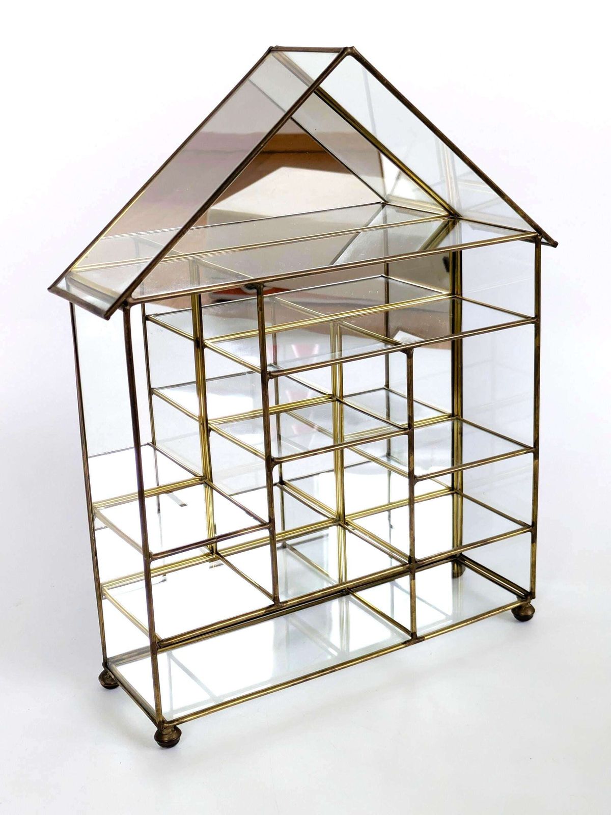photo vinterior Vintage vitrineplank van messing en glas in huisvorm – 10 vakken, gespiegelde achterwand – accessoires, schelpen, verzamelingen