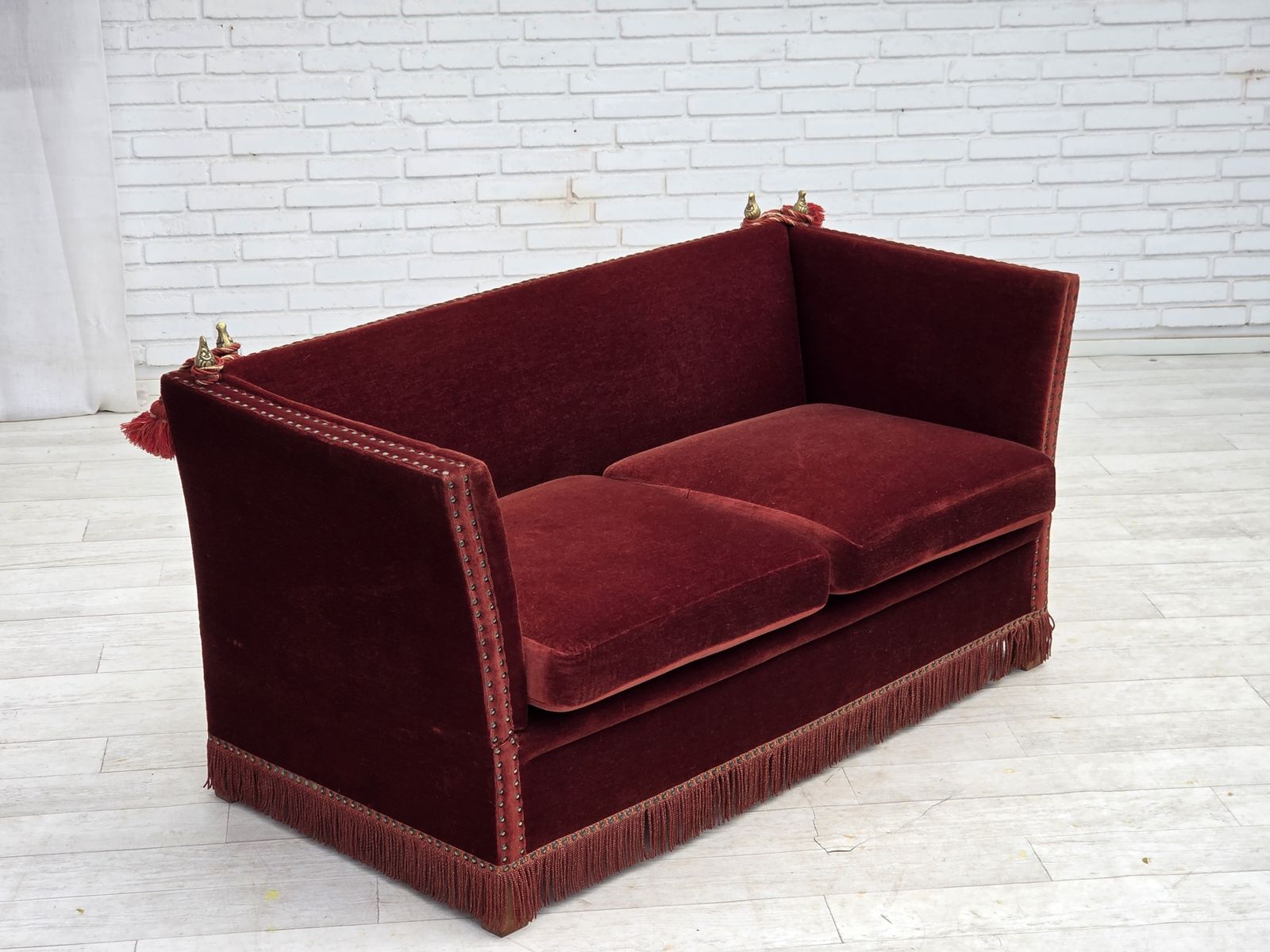Deens 2-zits "Spanish" sofa met neerklapbare armleuningen, jaren 1970, bekleed met meubelvelours. photo 1750.0