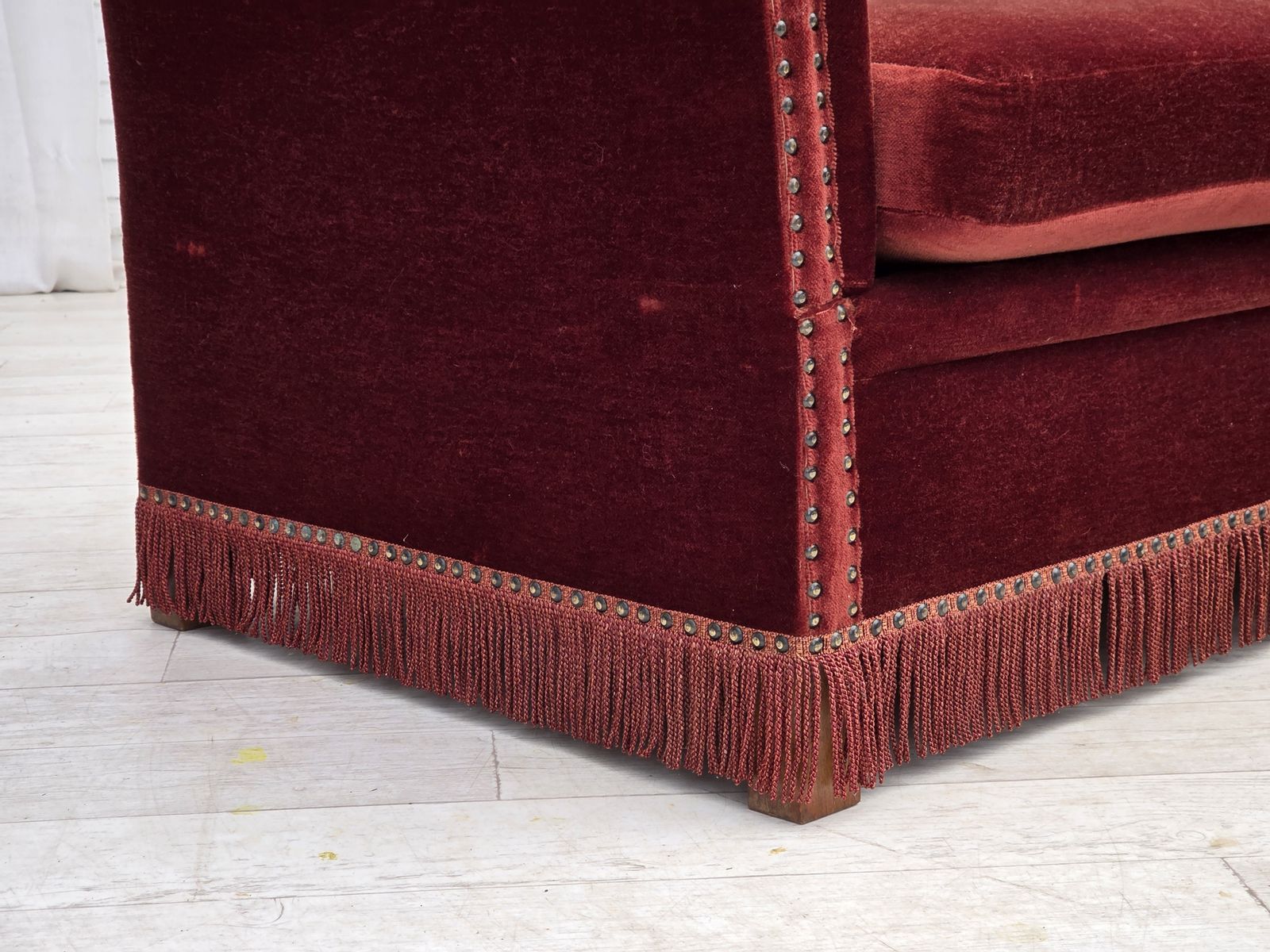 Deens 2-zits "Spanish" sofa met neerklapbare armleuningen, jaren 1970, bekleed met meubelvelours. photo vinterior